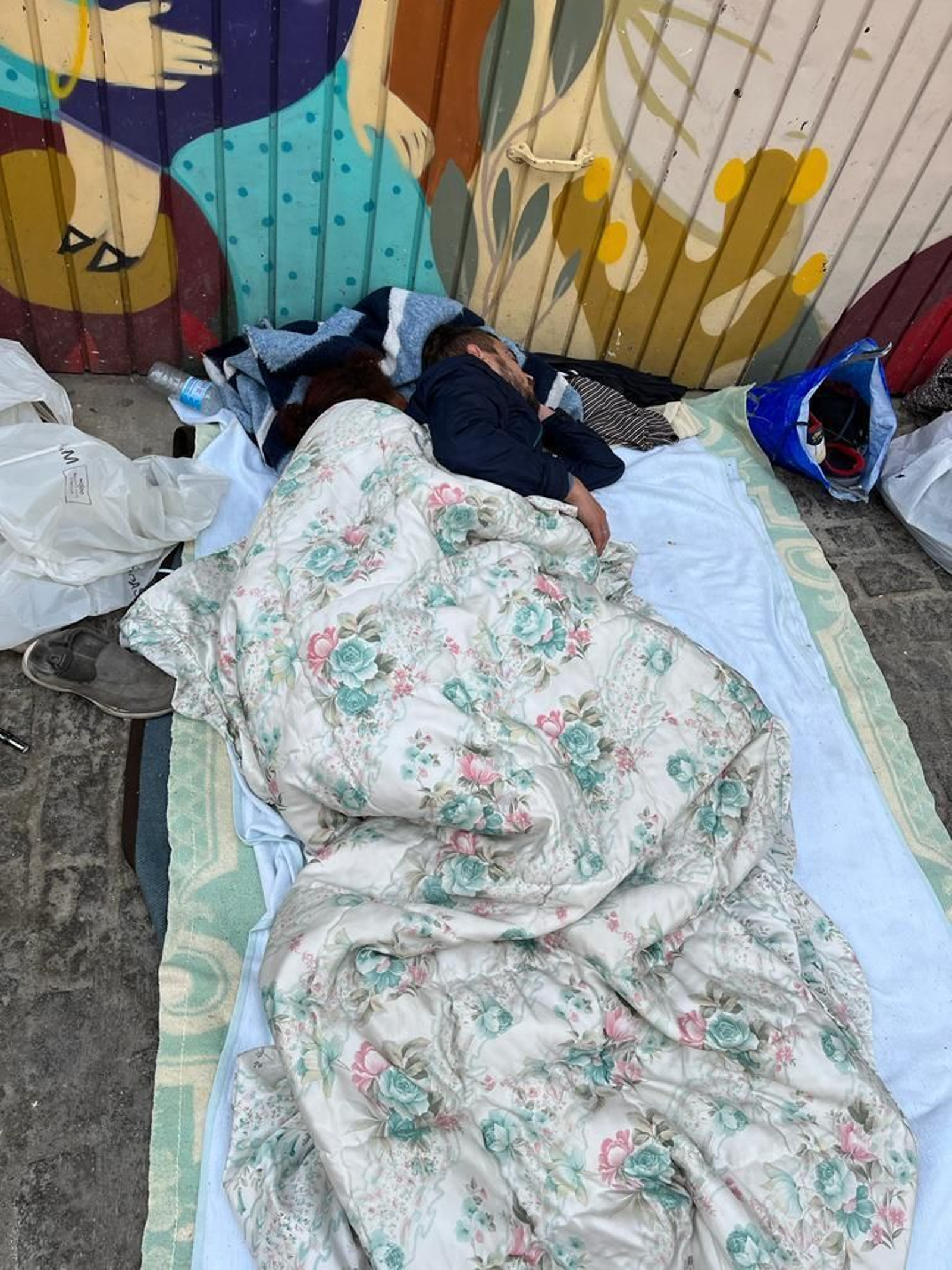 Un hombre duerme en la calle.