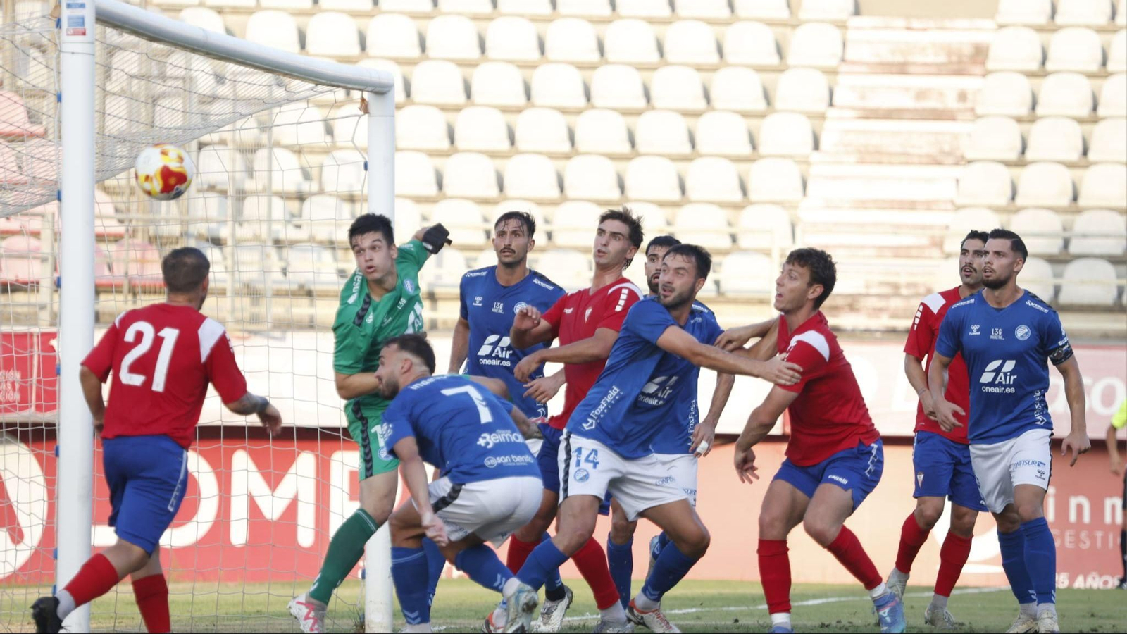 Los azulinos se defendieron con orden todo el partido y en la segunda mitad fue mejor que el Algeciras.