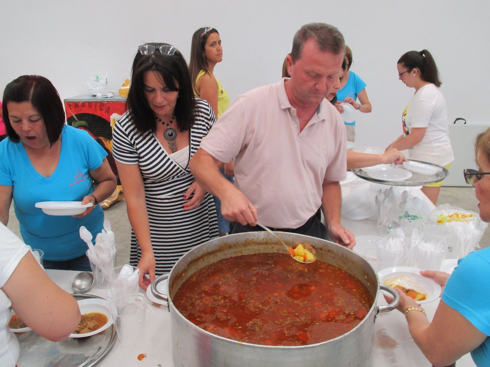 La propia alcaldesa de Benalup, Amalia Romero, colaboró en el reparto del almuerzo ofrecido a los mayores.