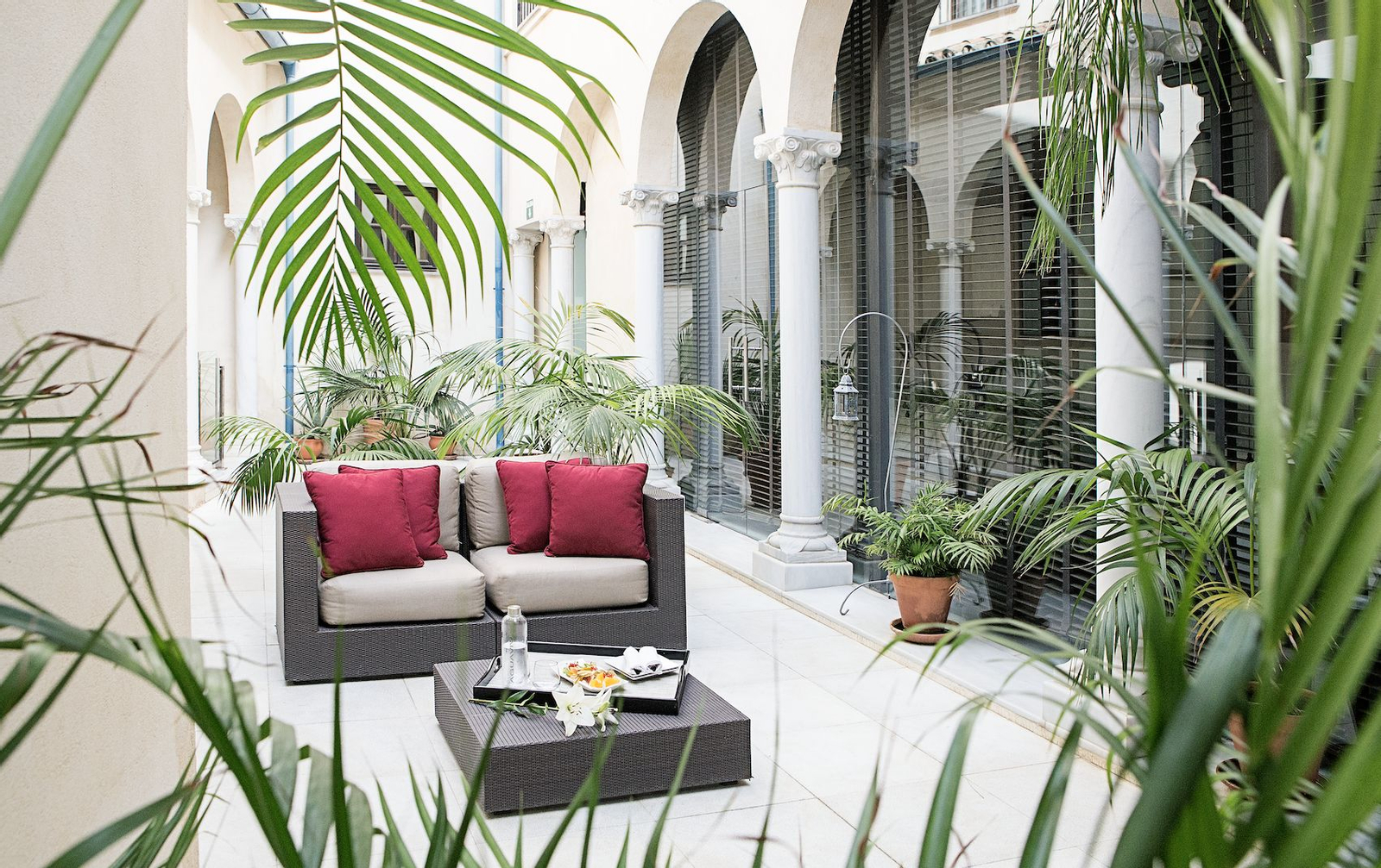 n la imagen, el patio que recibe al visitante en el espacio de spa y acceso a las termas romanas del Hospes Palacio del Bailío.