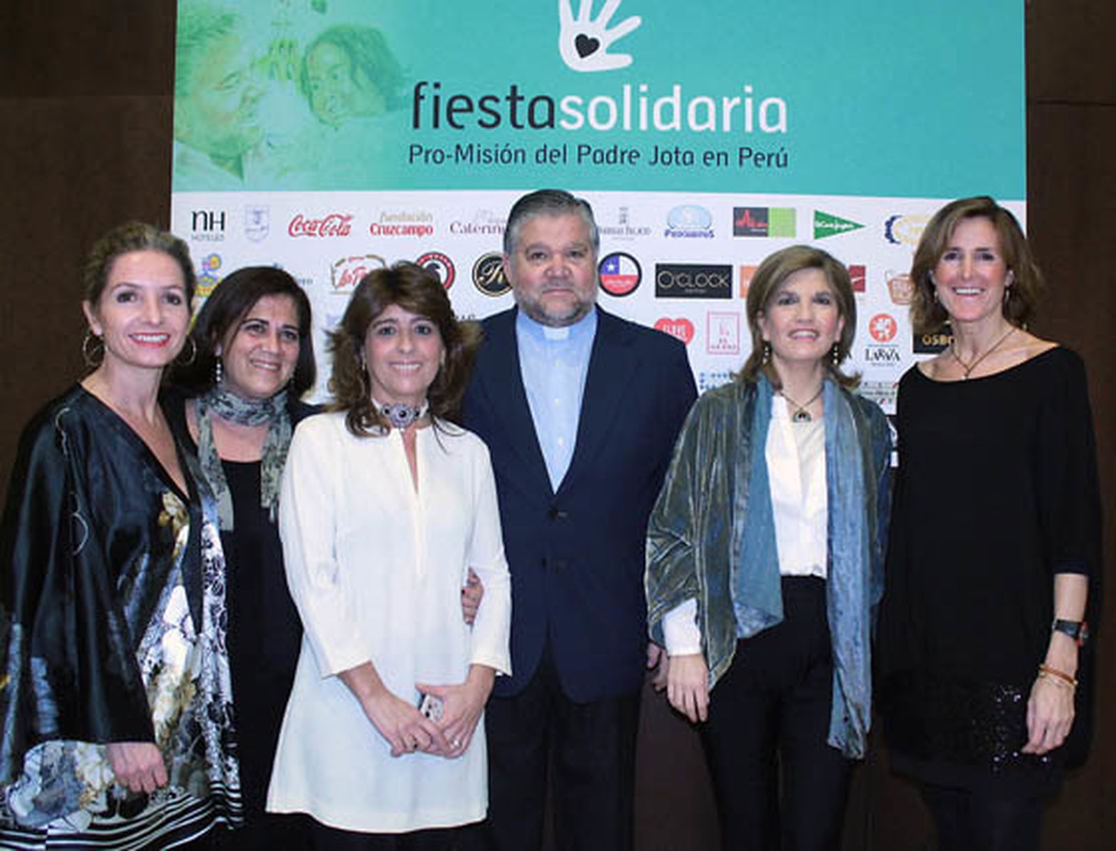 El padre Juan Fernández Salvador, Padre Jota, con Valle López-Alonso, Inés Bustamante, Mercedes Amo, Amalia Bernier y Patricia Abaurrea, voluntarias y organizadoras de la Gala Pro-Misión del Padre Jota en Perú, que cumple su sexta edición.  Foto: Victoria Ramírez