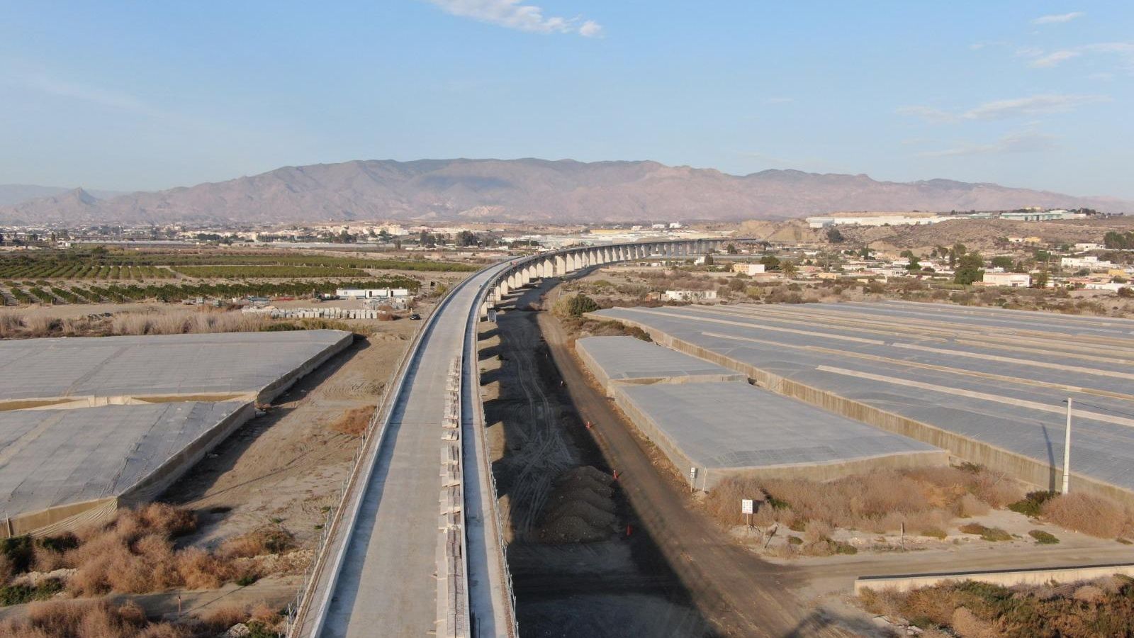 Viaducto de la línea de alta velocidad a su paso por el río Andarax en Viator Viaducto de la línea de alta velocidad a su paso por el río Andarax en Viator