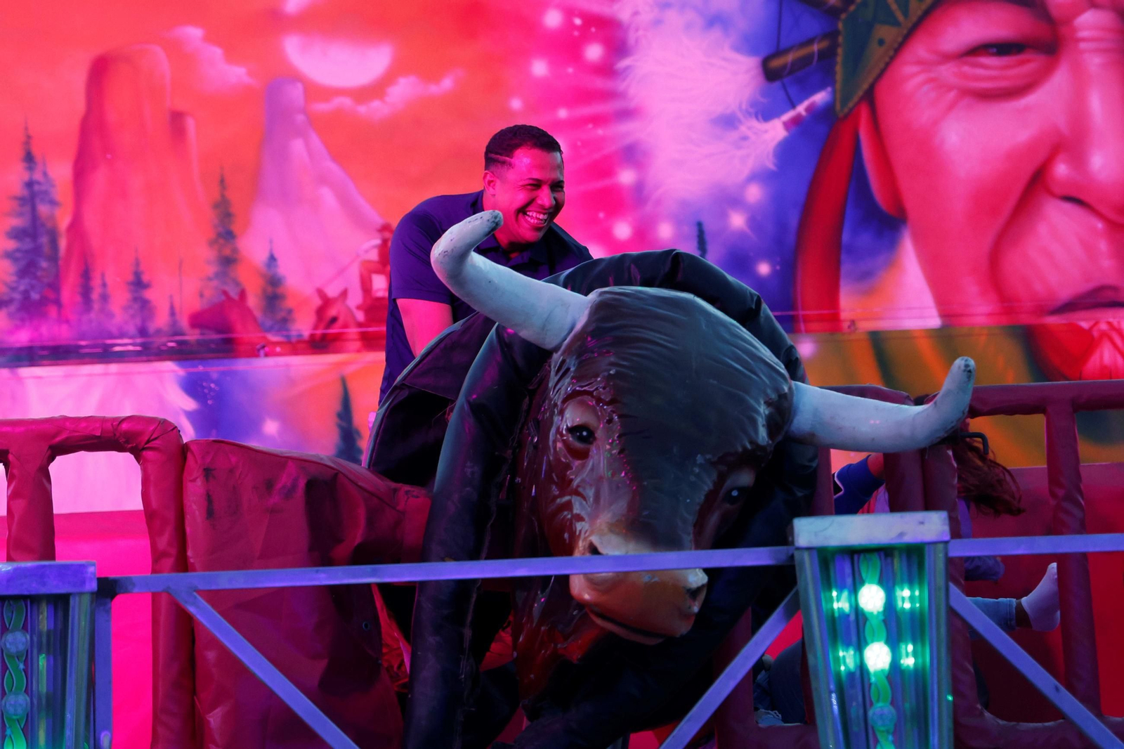 Un joven en una atracción de la feria.