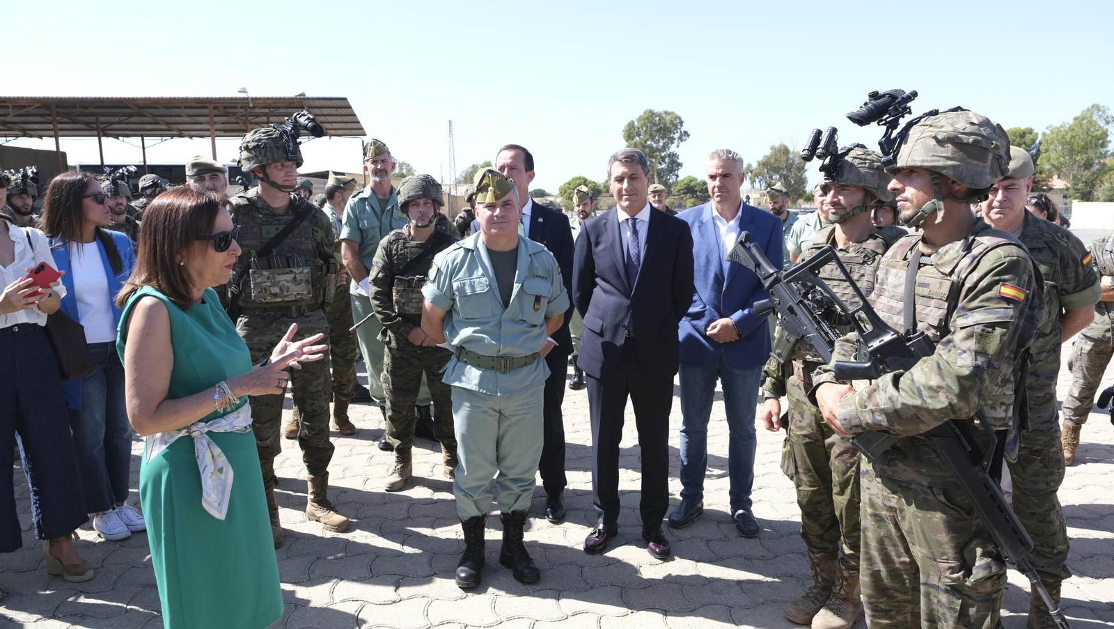 La Ministra de Defensa, Margarita Robles, visita la Base de La Legión en Viator, en imágenes
