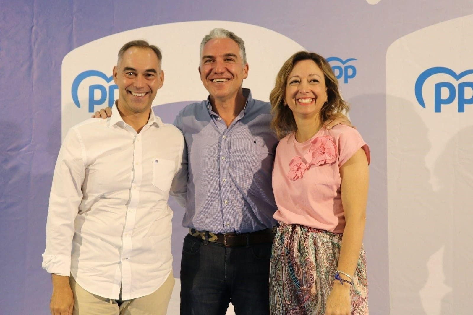 Elías Bendodo, acompañado de Juan Antonio Lara y Patricia Navarro.