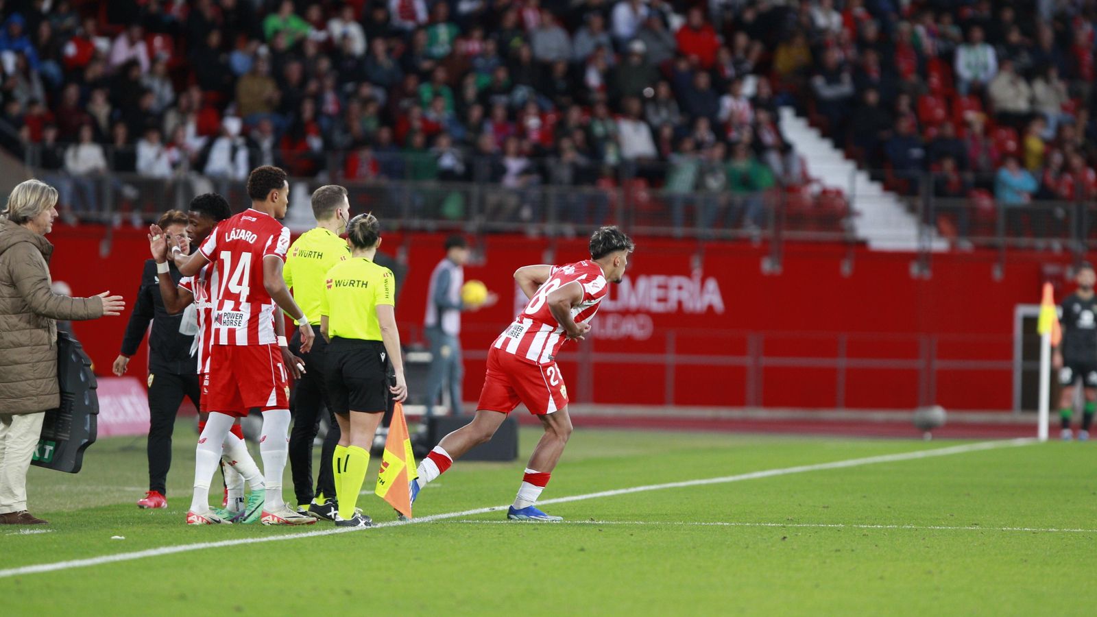 El canterano entra en el césped del Power Horse Stadium por primera vez en su carrera.