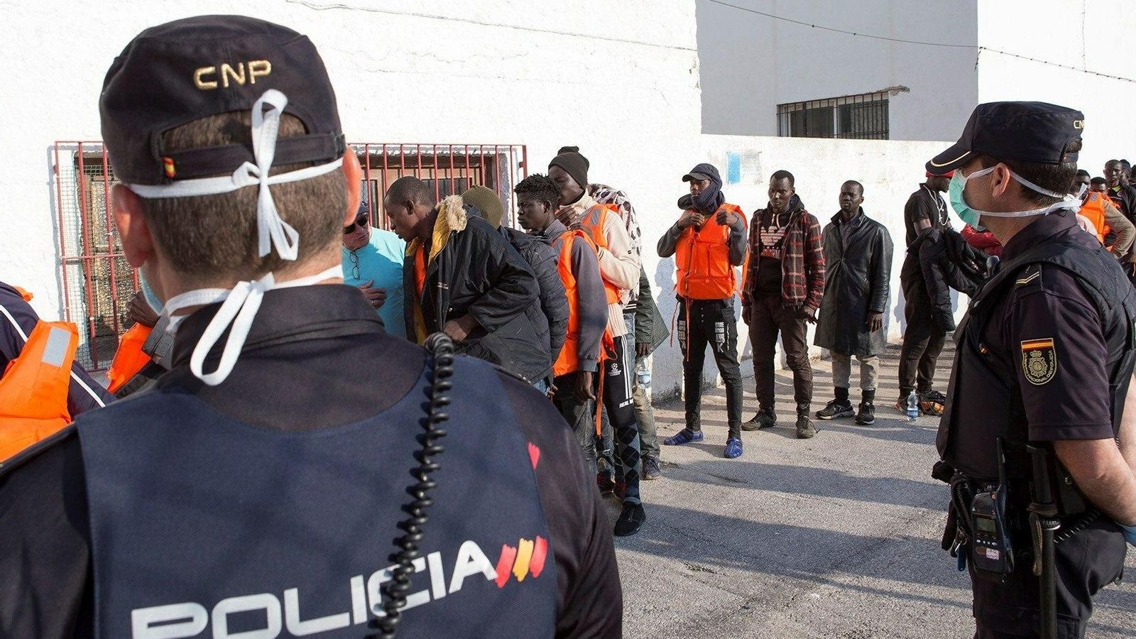 Agentes durante la identificación de inmigrantes en el Puerto.