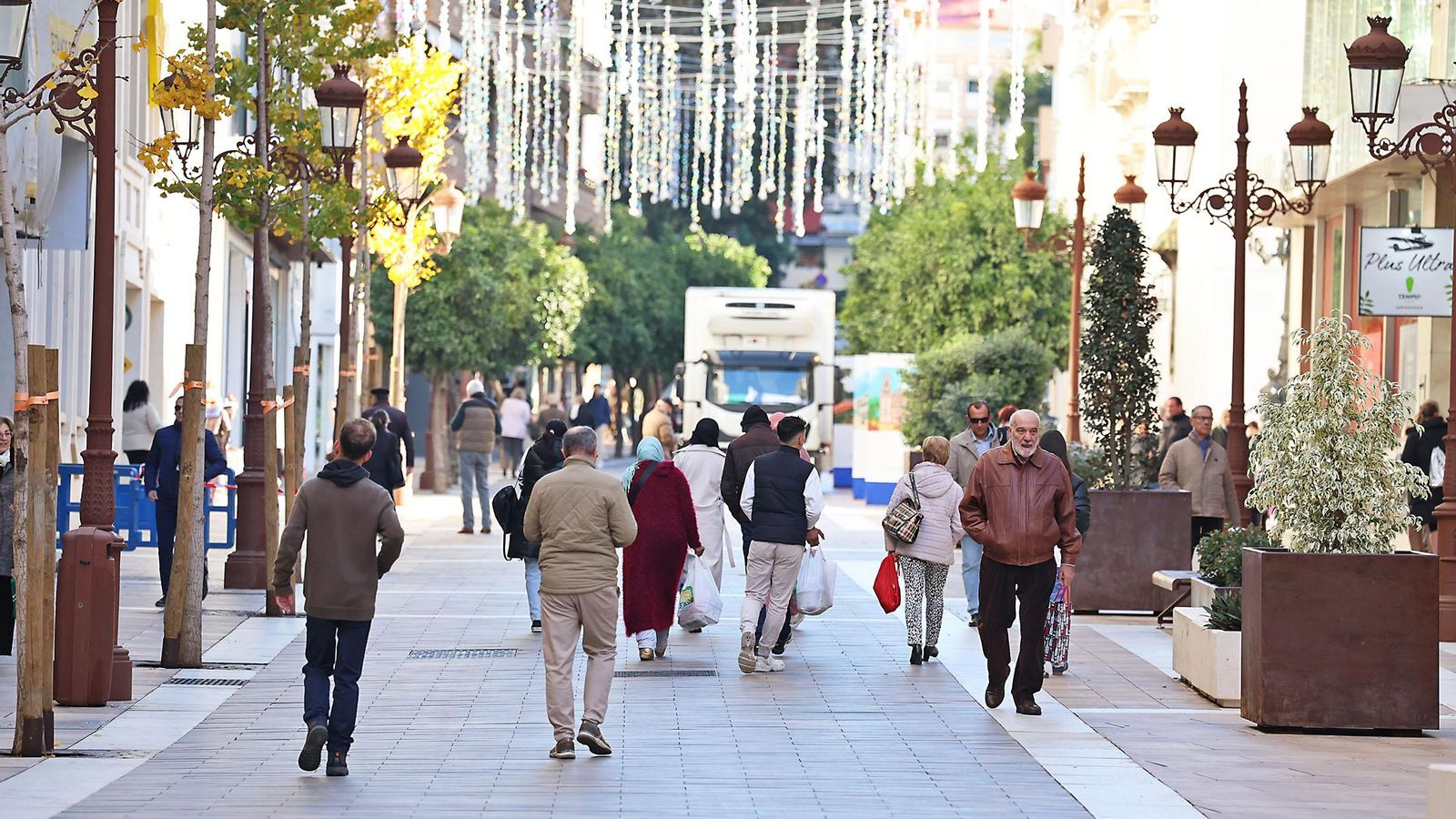 Personas pasean por las calles del centro de Huelva.