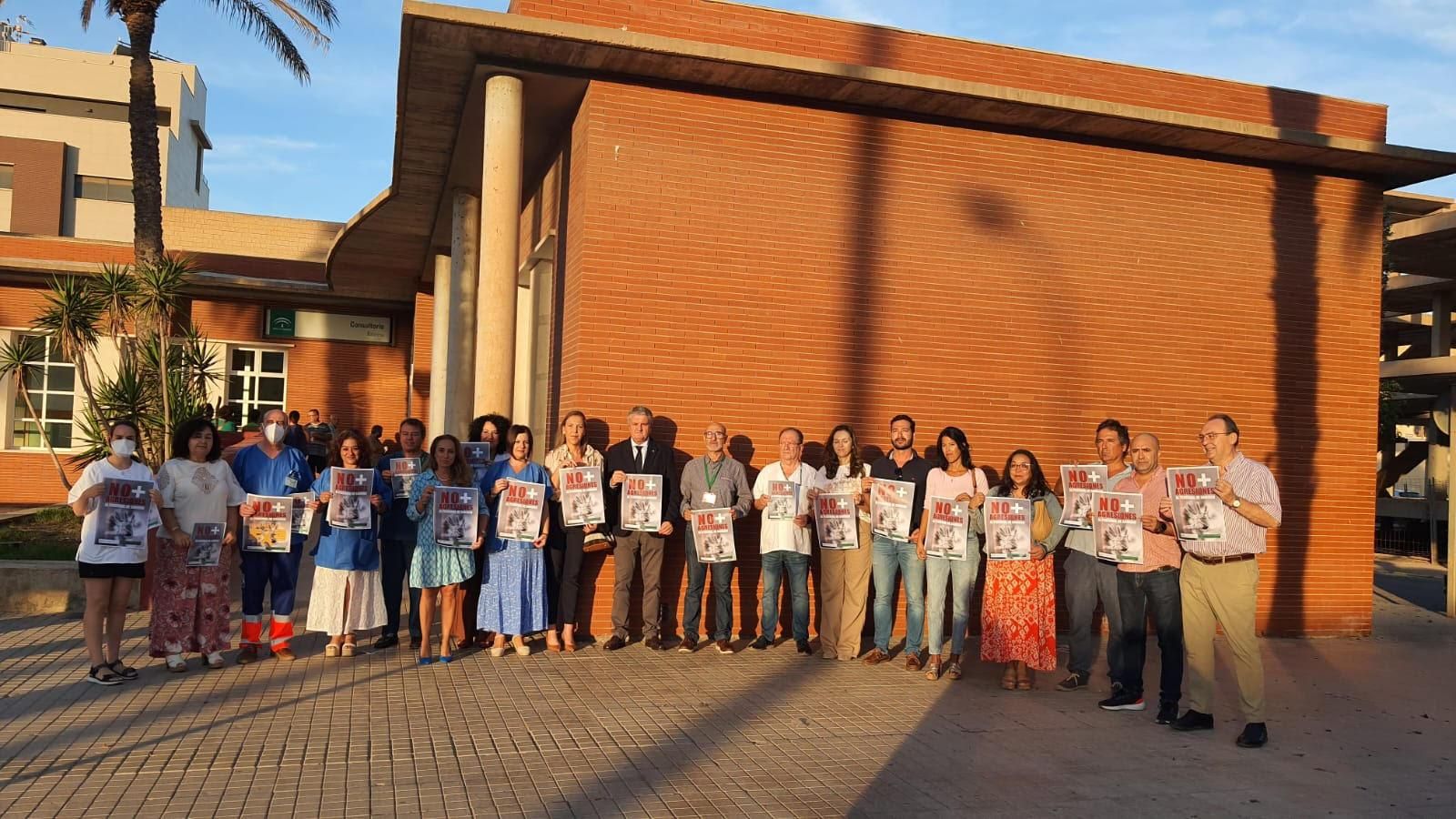 Autoridades sanitarias en la protesta por uno de los episodios violentos en Almería