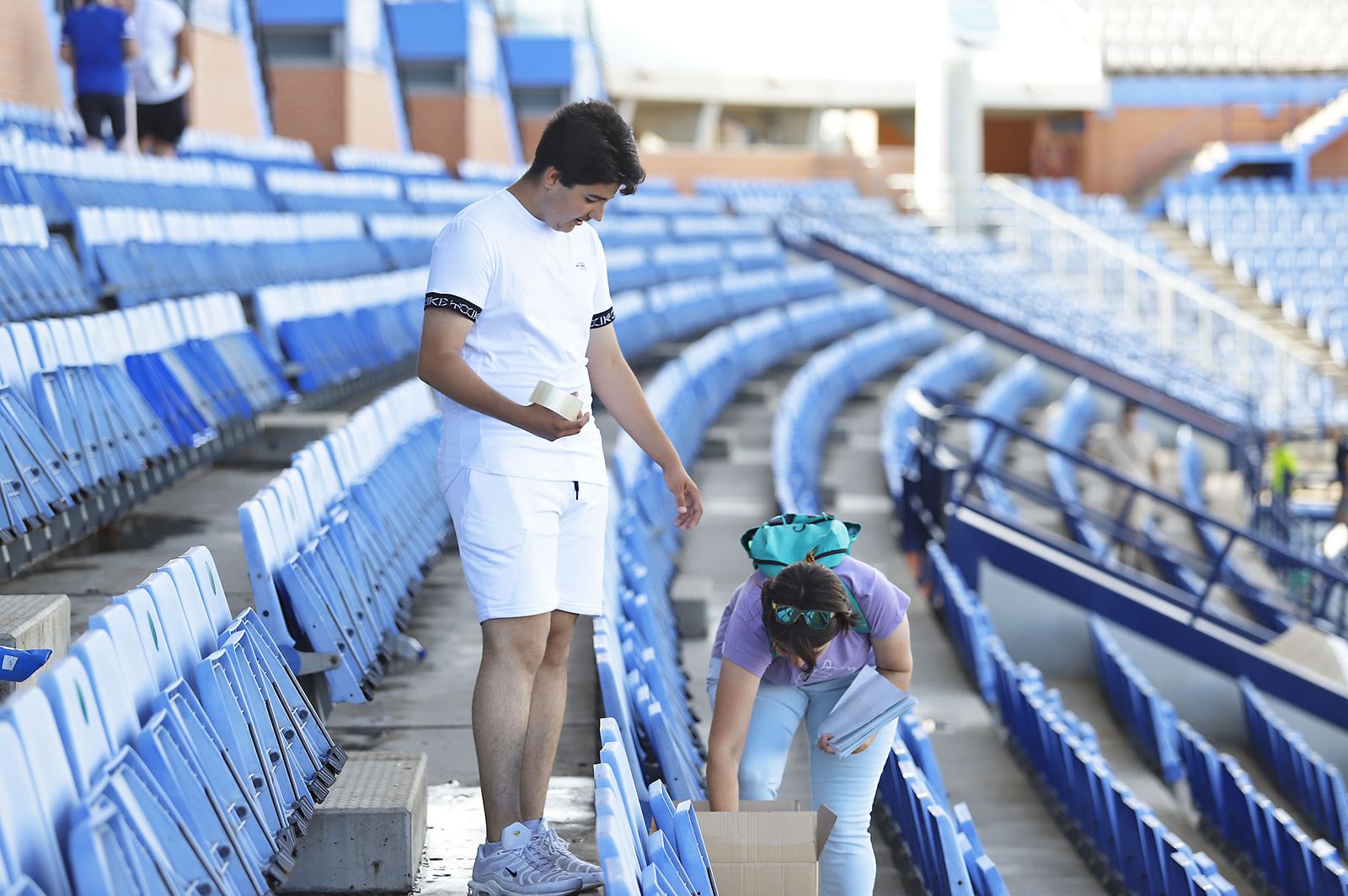 Los aficionados preparan el mosaico del partido del ascenso Recreativo de Huelva-Cacereño