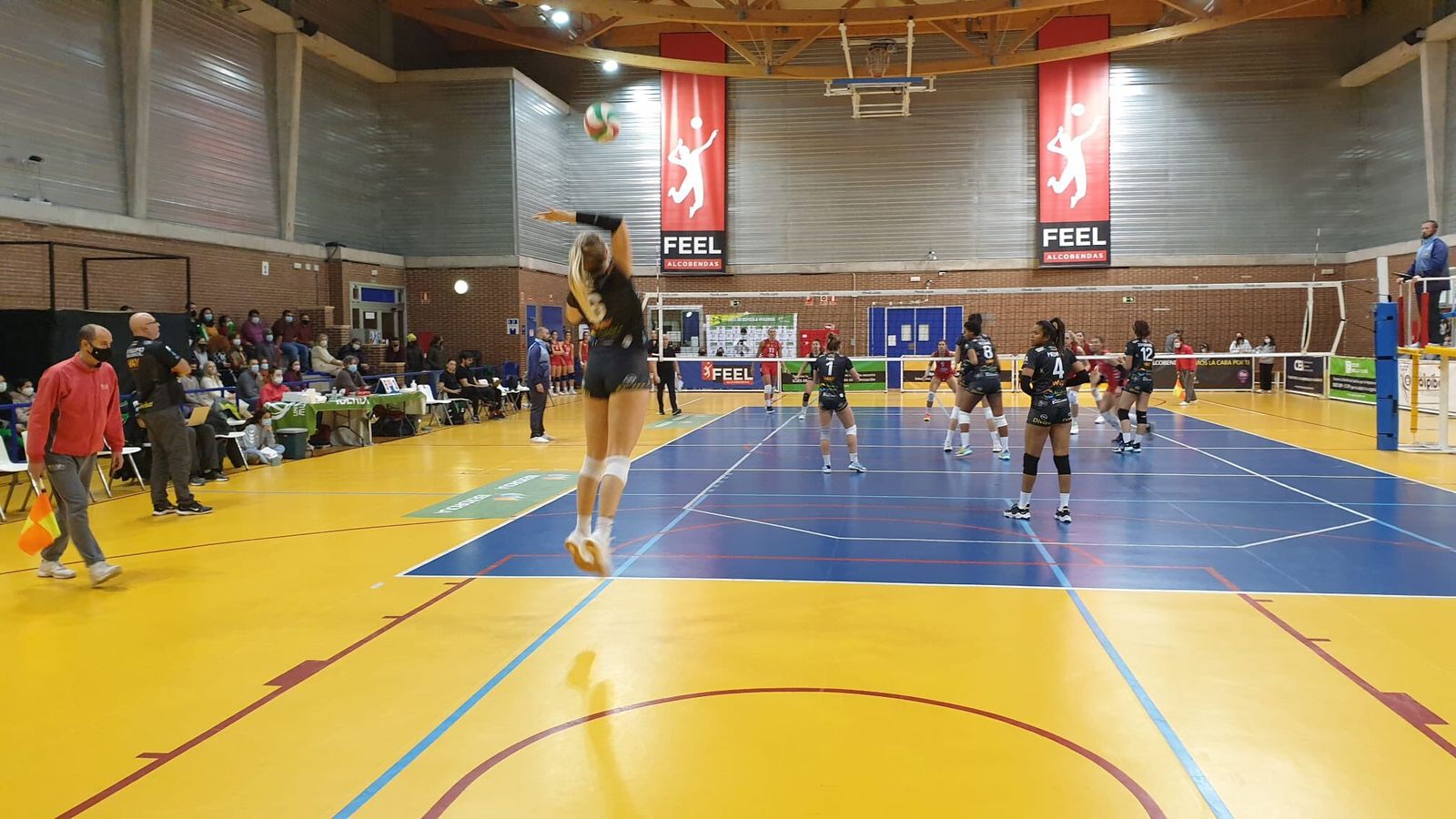 La norteamericana Niece ejecuta un saque ante el Alcobendas.