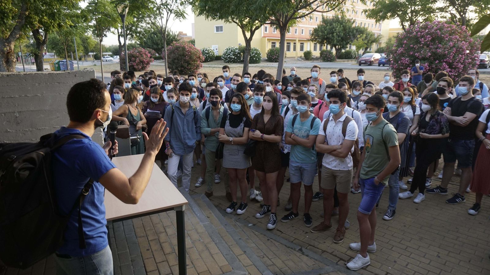 Un profesor recuerda las instrucciones a los alumnos que se examinan en la Olavide.