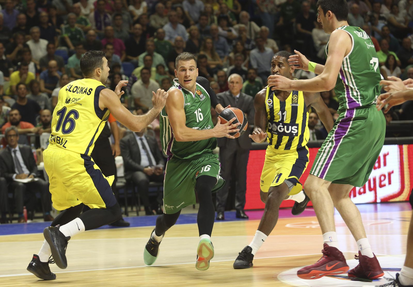 Nedovic y Shermadini, en un lance de juego ante el Fenerbahçe.