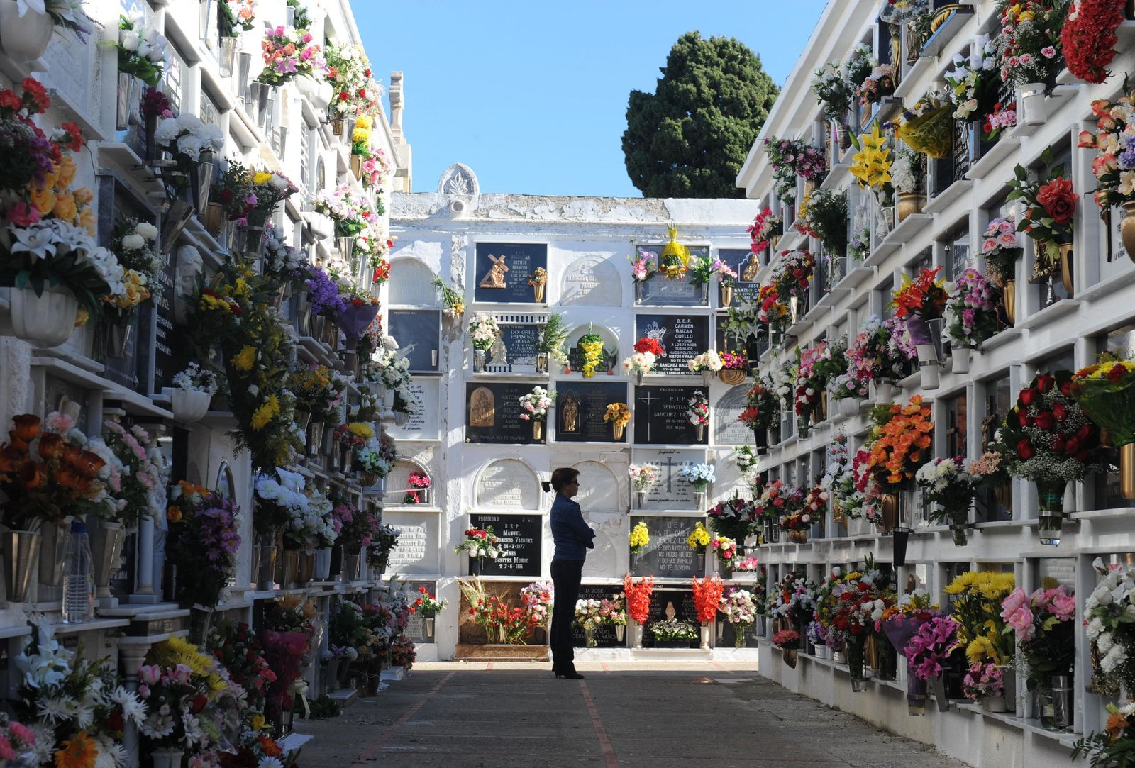 Una persona en el cementerio de San Fernando.