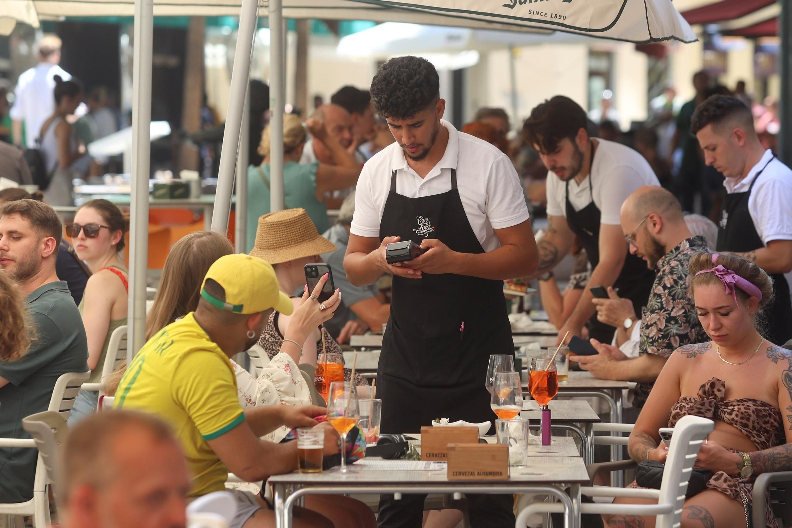 El tirón de la Semana Santa y el verano favorecen la creación empleo en Málaga, con 32.000 ocupados más