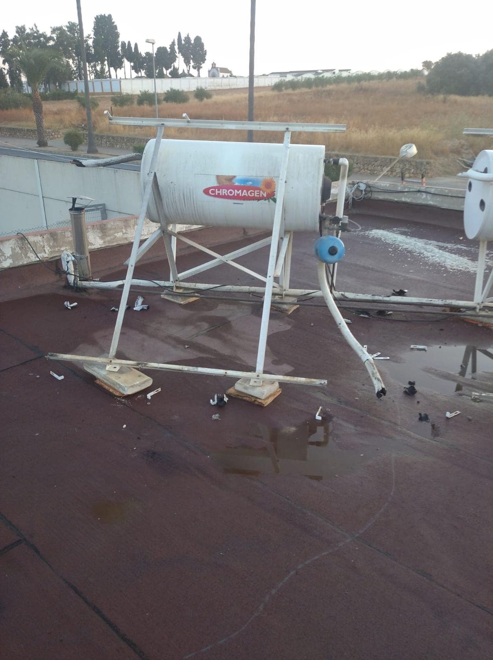 Destrozo de las placas solares del estadio de fútbol de Rociana