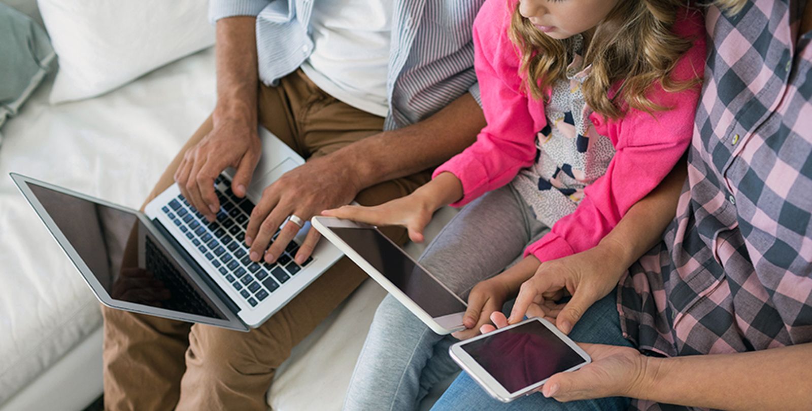 Familia conectada a distintos positivos.