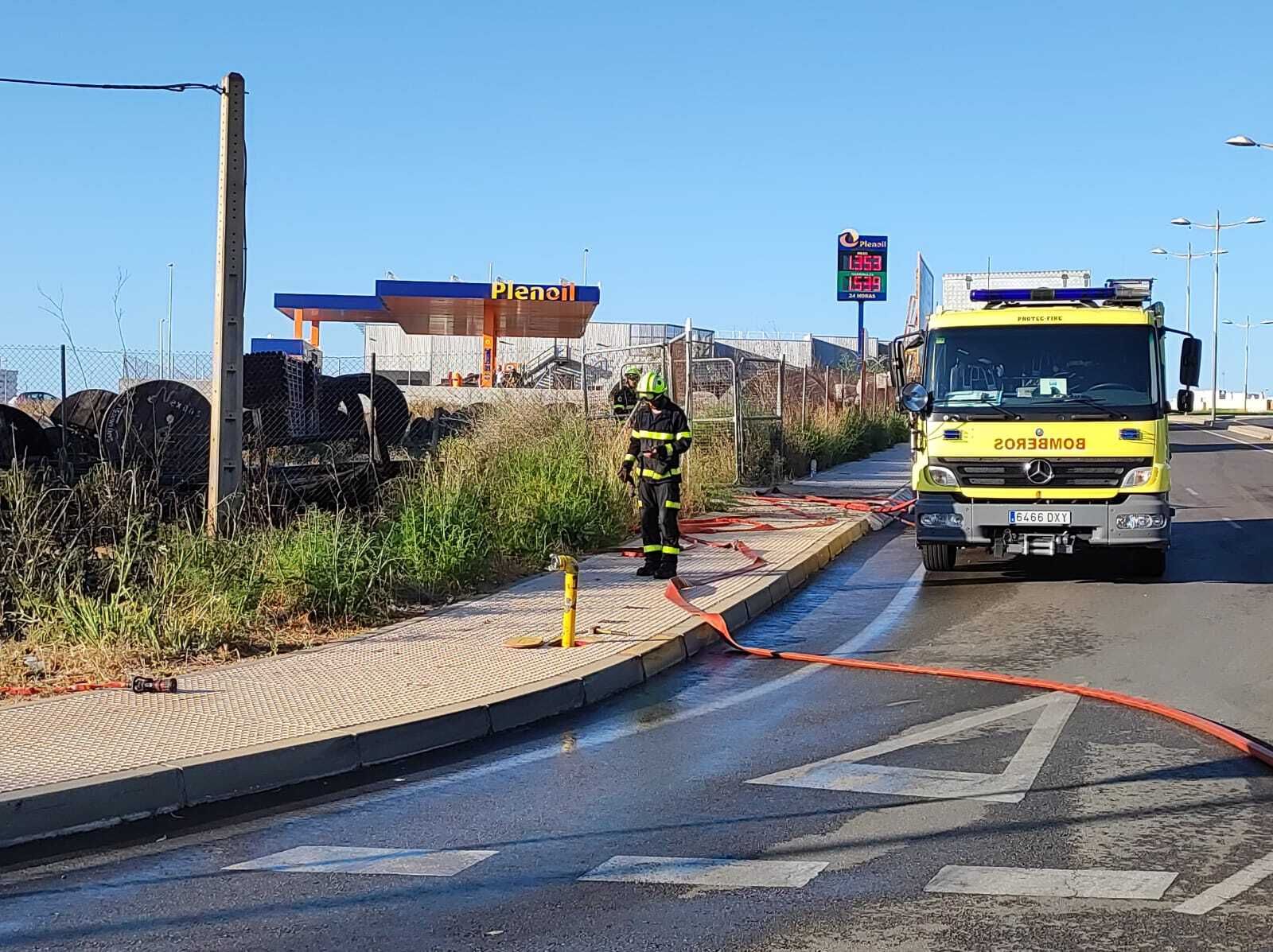 Un boca de incendio en el polígono de Fadricas en uso por un equipo de bomberos, de archivo.