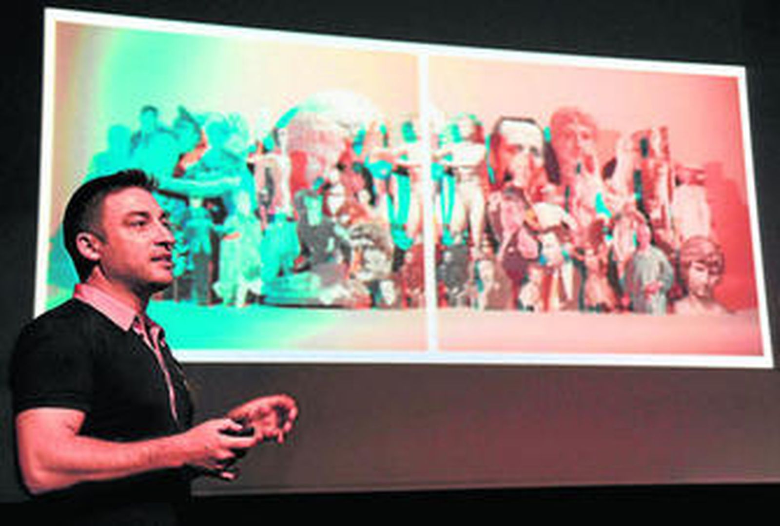 Eduardo D'Acosta explica en uno de sus cursos una fotografía contemporánea.