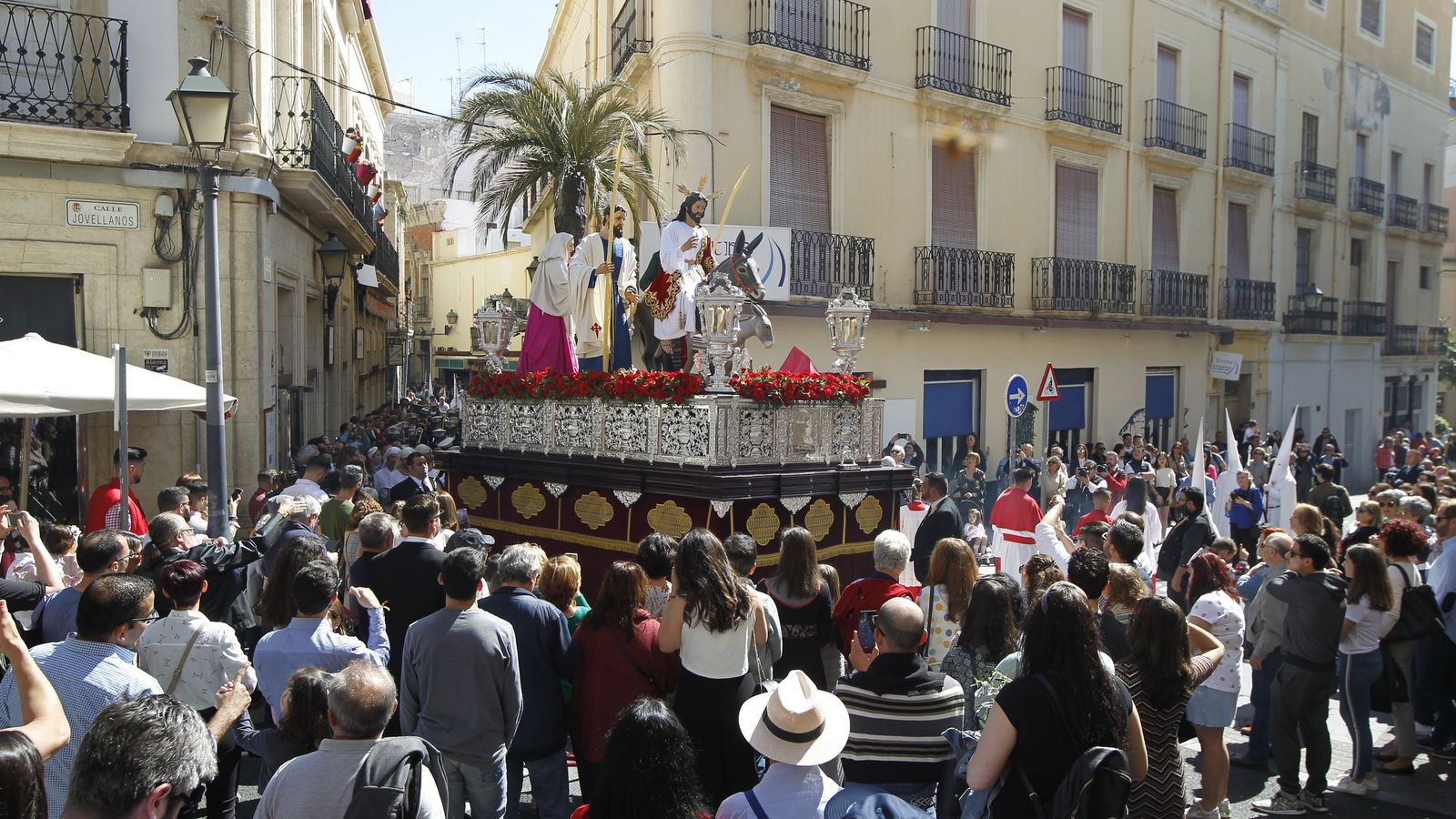 El paso de misterio sale de la calle Tiendas.