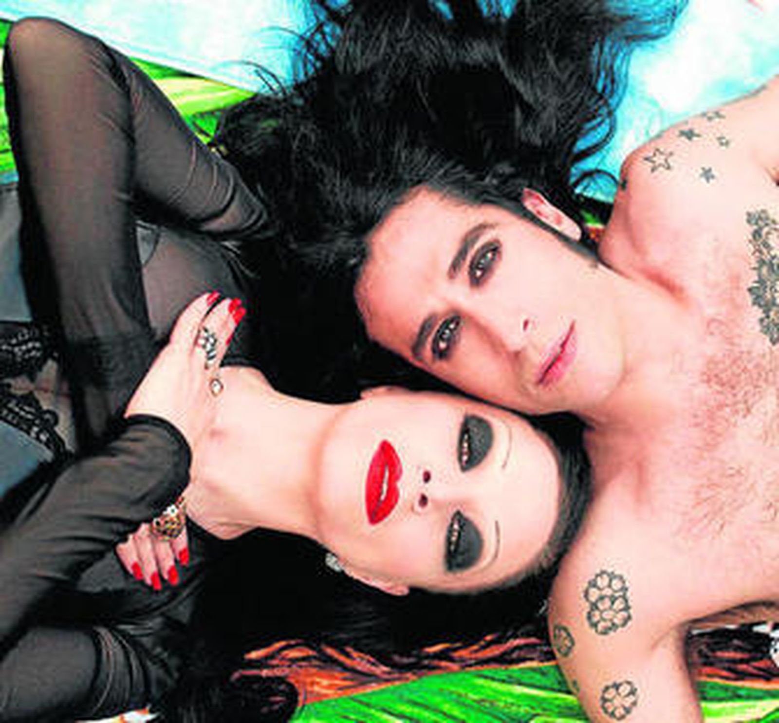 Alaska y Mario Vaquerizo en una reciente fotografía promocional de su serie.