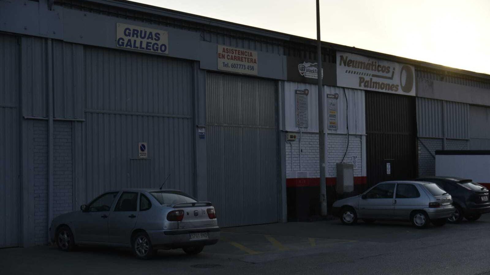 Talleres cerrados en Palmones, este martes. Talleres cerrados en Palmones, este martes.