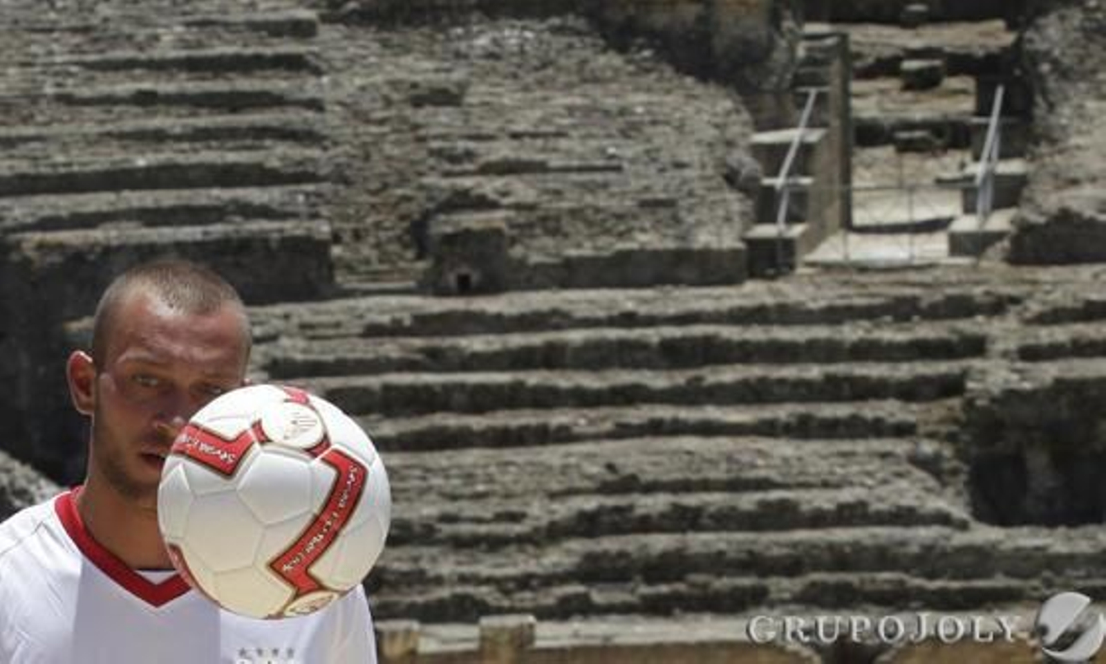 El Sevilla elige el complejo arqueológico para presentar, cual emperador romano, al mediocentro Tibero Guarente.

Foto: Antonio Pizarro