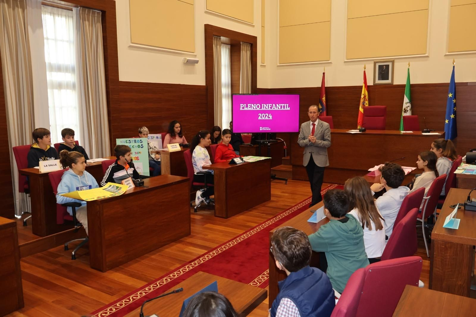 El alcalde José María Román acompañado del alumnado en el Pleno Infantil.