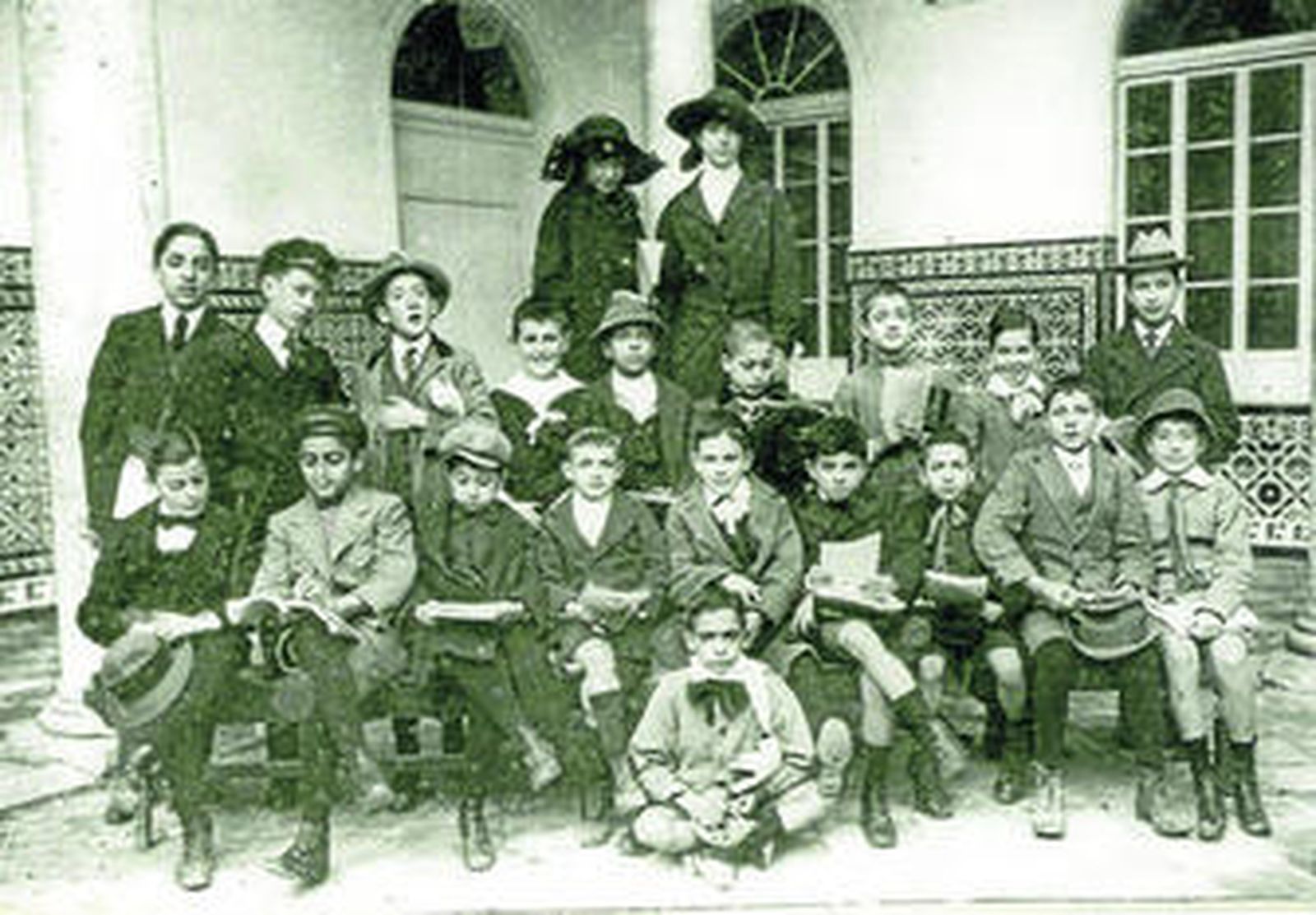 Fotografía de los años 20 de una de las clases de alumnos del instituto Columela, cuando aún tenía su sede en el antiguo convento de San Agustín.
