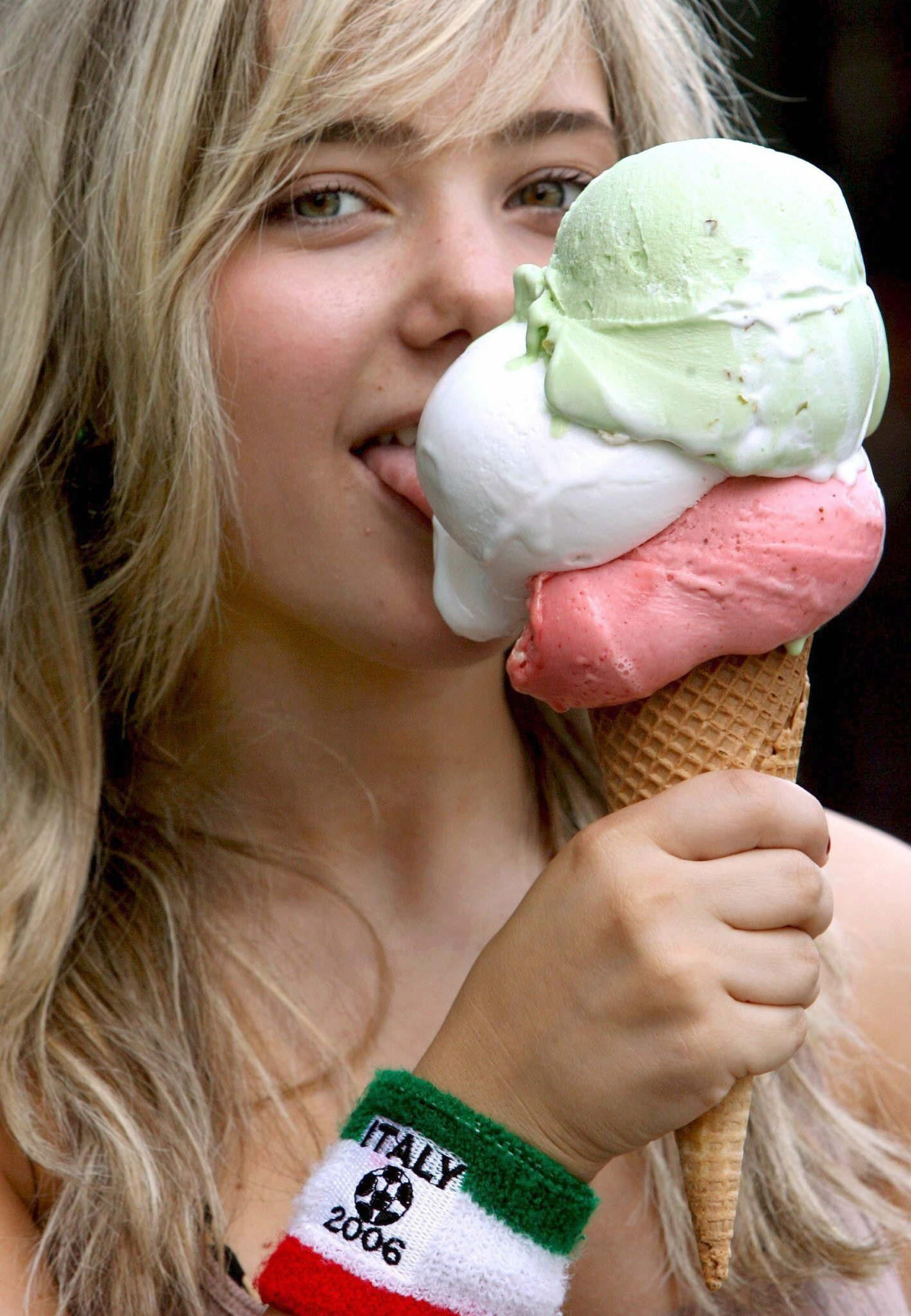 Una joven trata de refrestacarse con un helado de grandes dimensiones