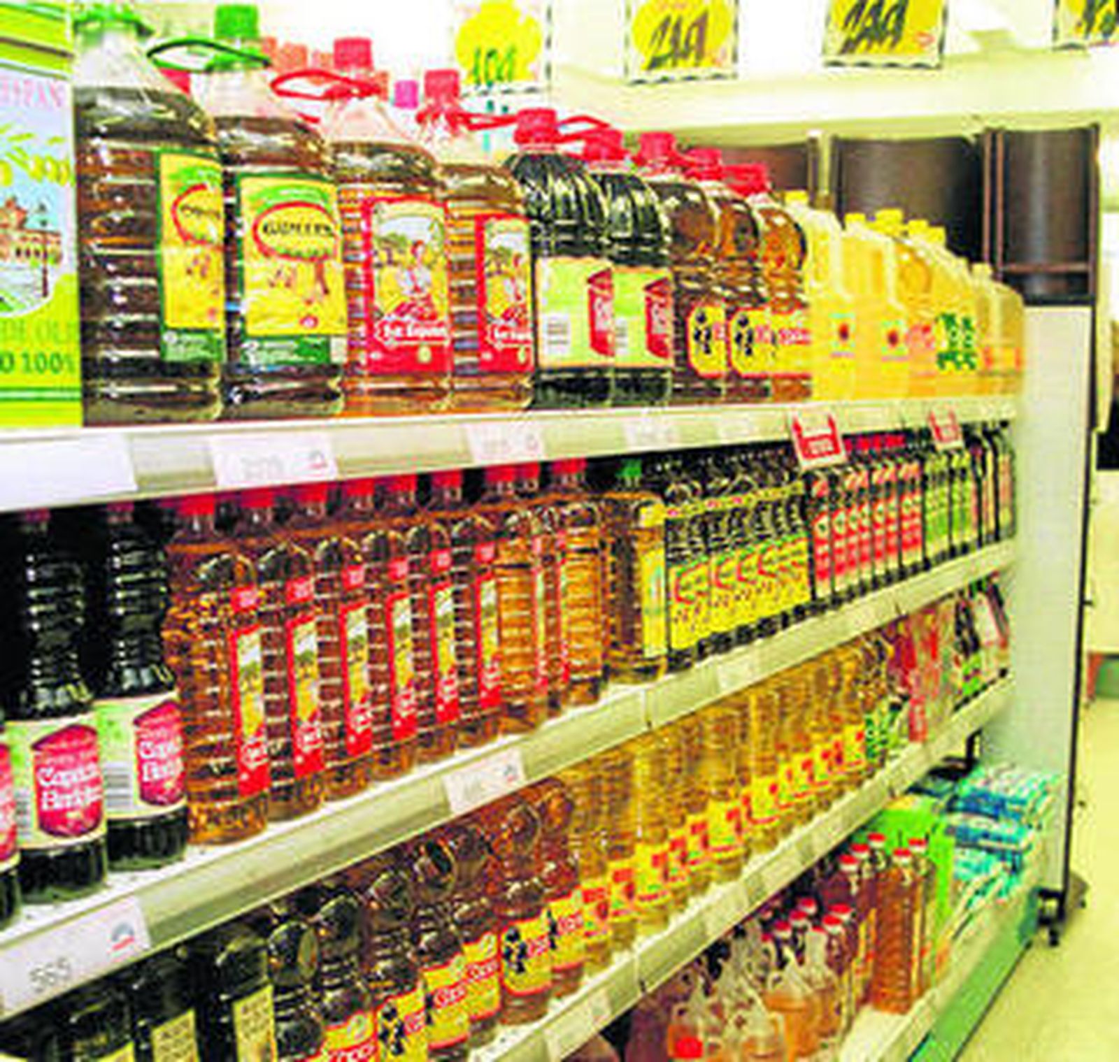 Botellas de aceite en un supermercado.