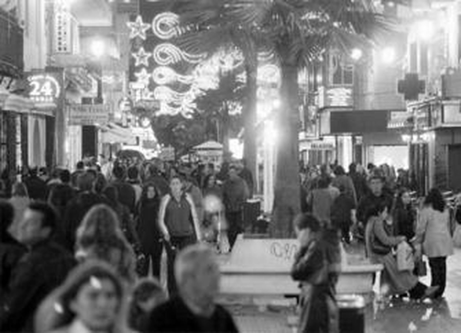 Imagen de archivo de la Calle Ancha de Algeciras en pleno movimiento navideño para ultimar las compras de Reyes.