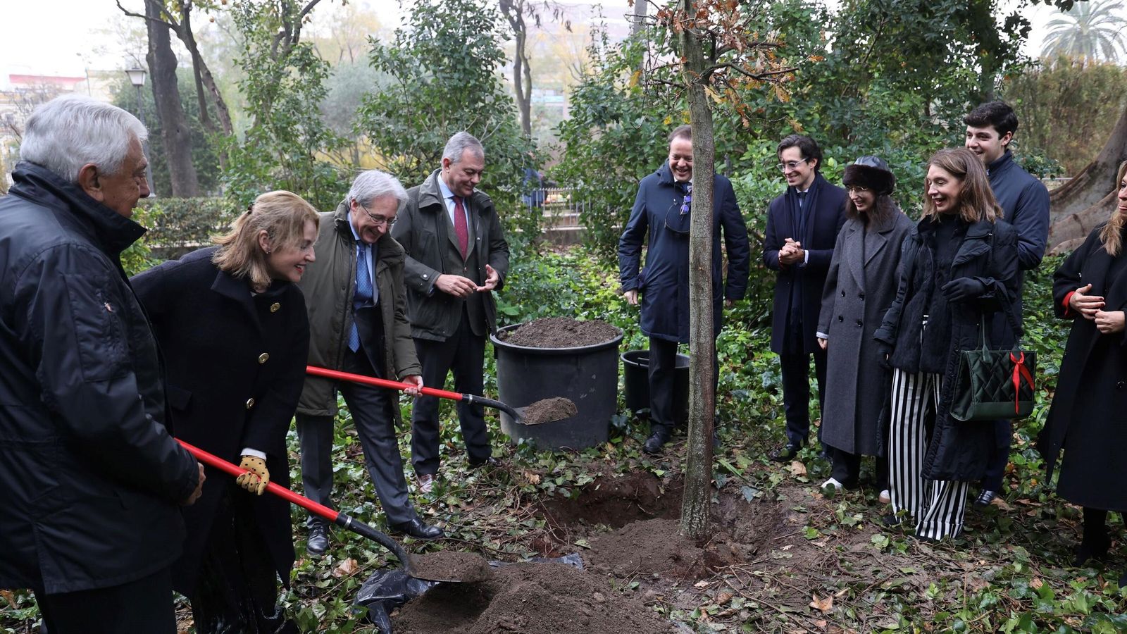 Laura y Pedro Robles plantando el roble.