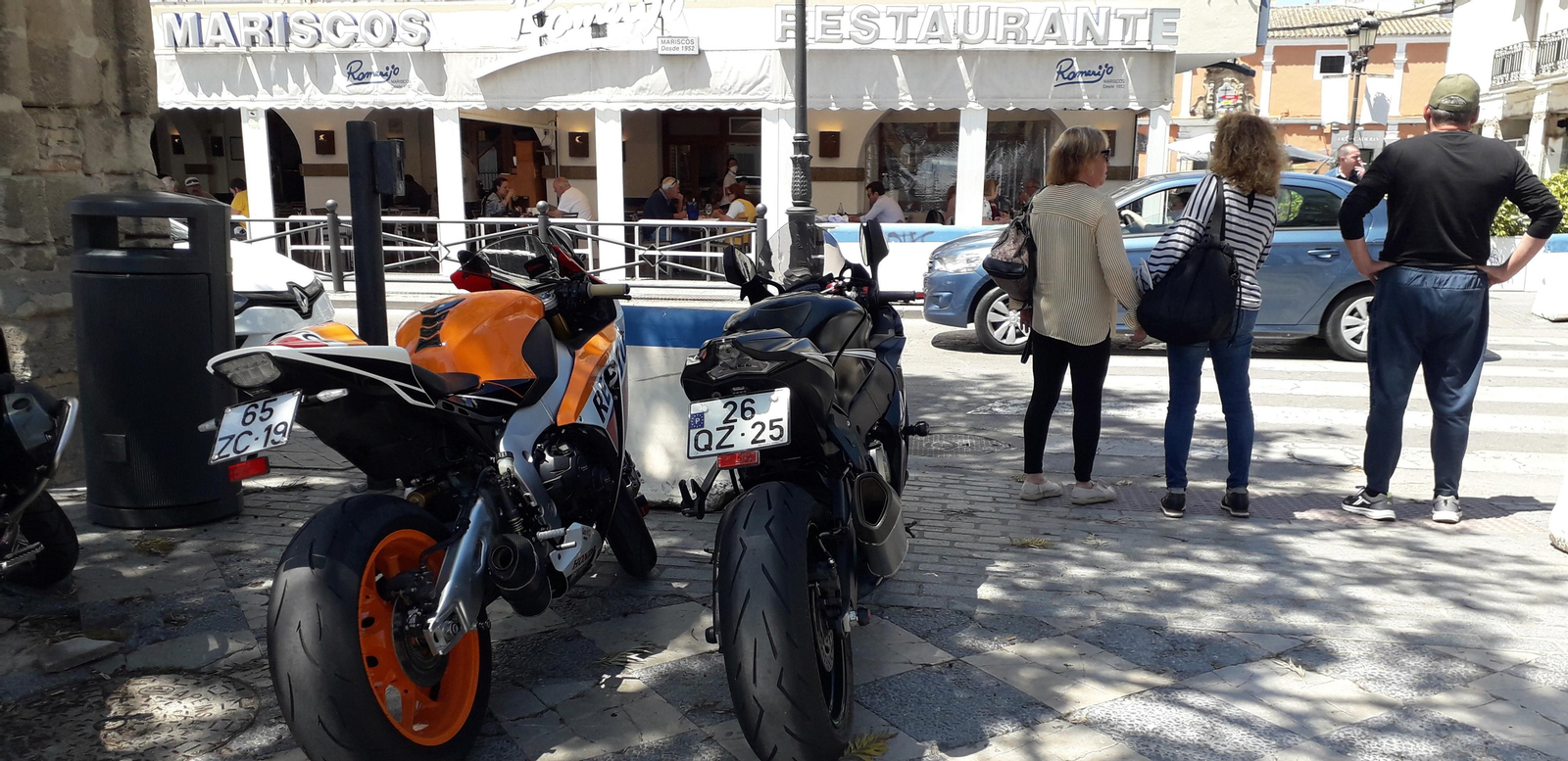 Ya este miércoles había algunas motos en el parque Calderón, frente a la terraza de Romerijo.