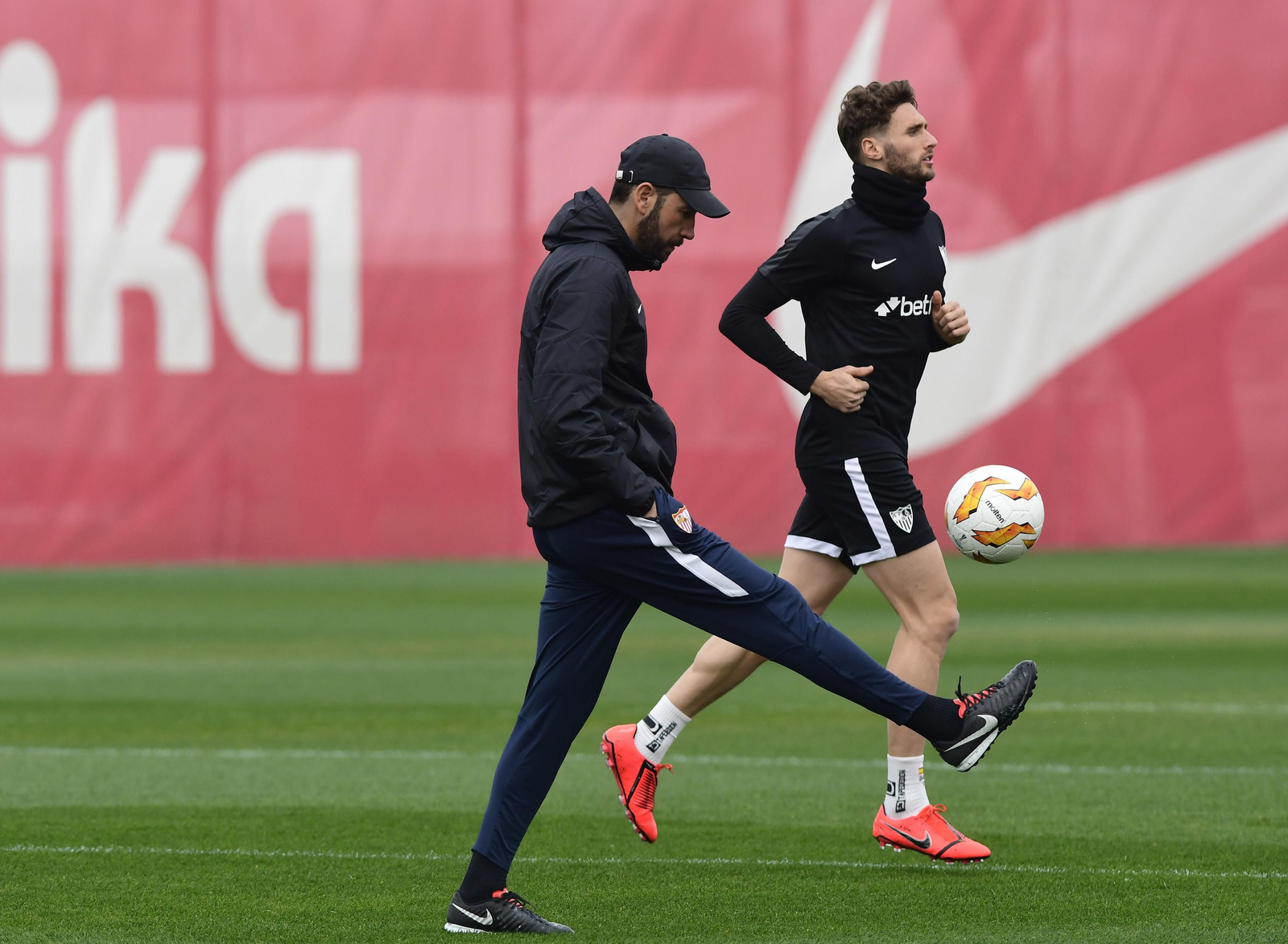 Pablo Machín juega con el balón de la Europa League ante Sergi Gómez.