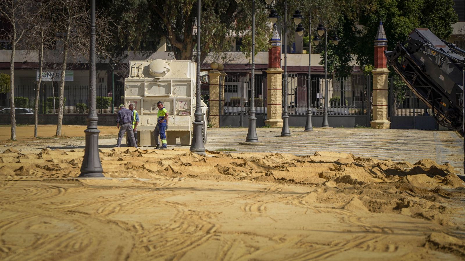 Ya ha empezado el montaje de casetas y reposición del albero en el Hontoria