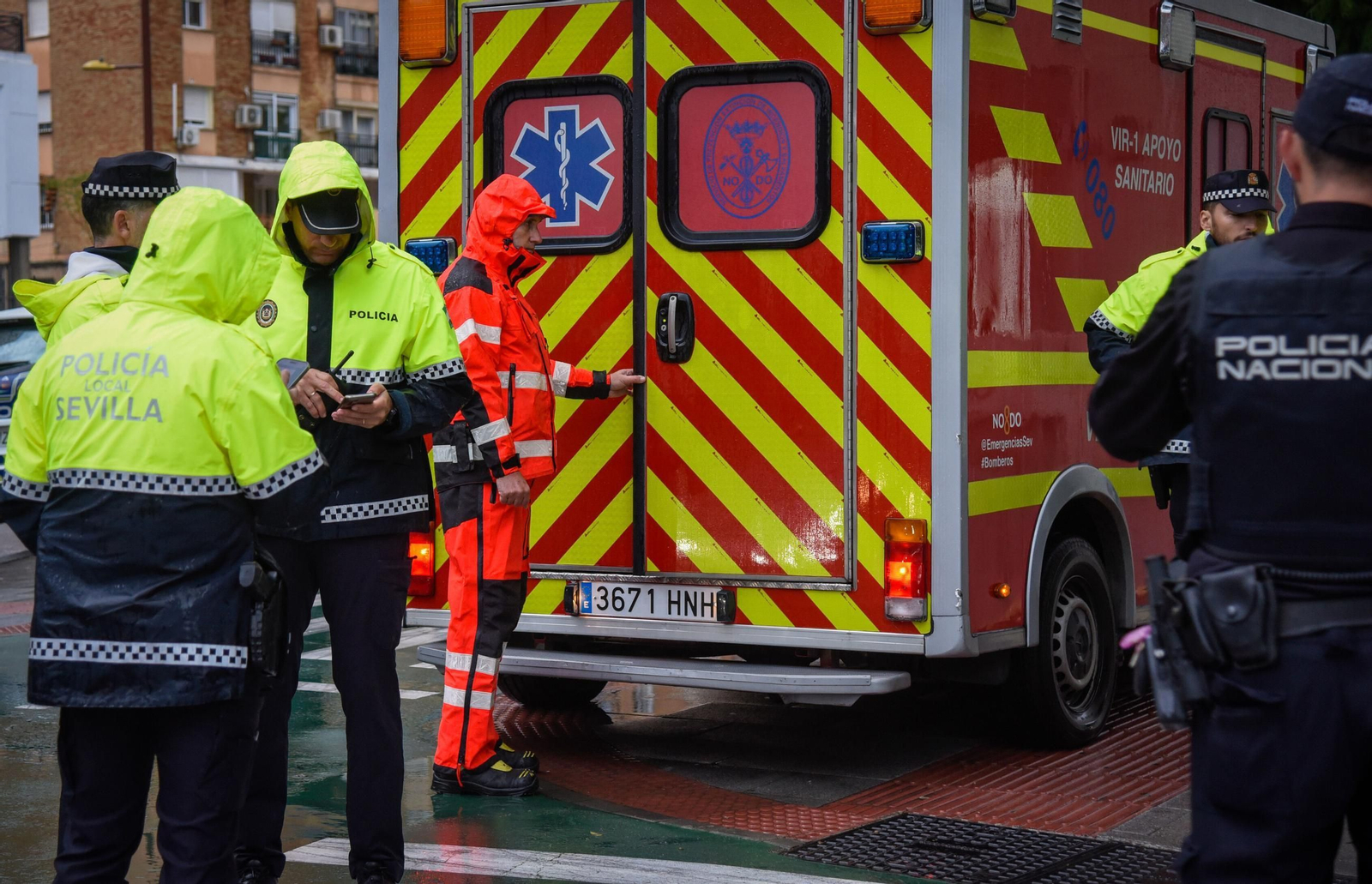 Policías y bomberos, junto a la ambulancia de este departamento, en la que se introdujo el cadáver.