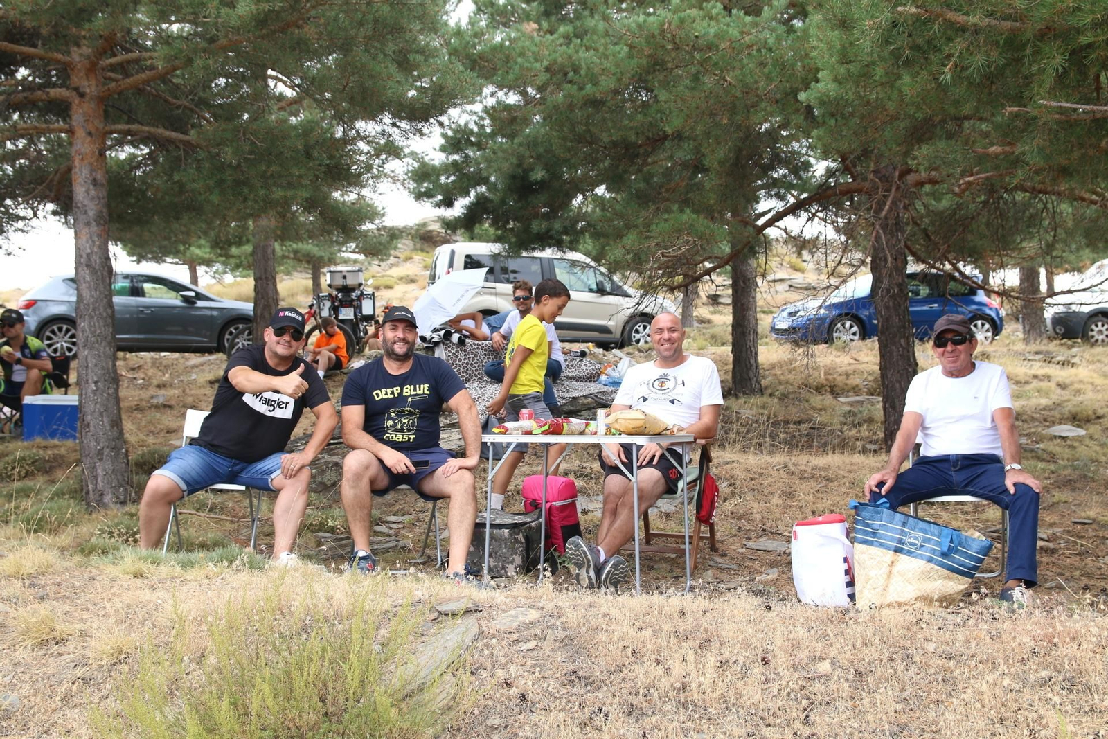 Fotogalería del ambiente en la subida al Alto de Velefique de La Vuelta.