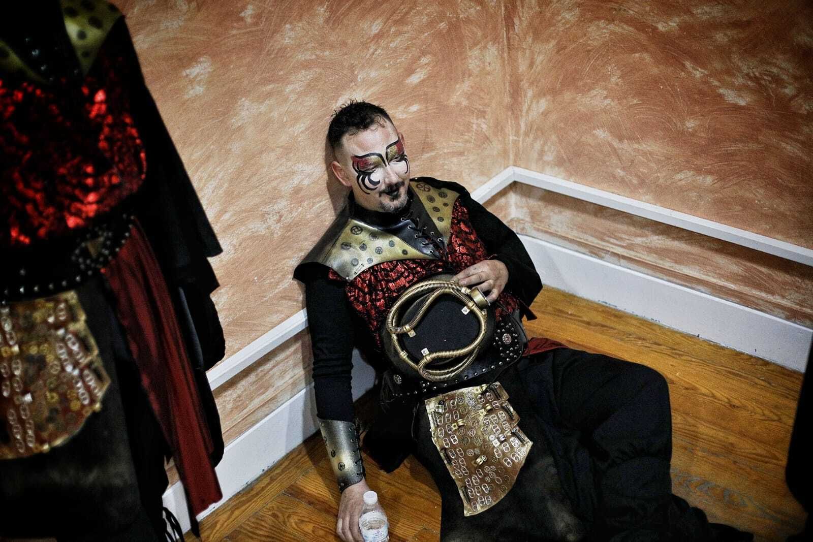 Comparsa 'Los torneros' en camerinos.