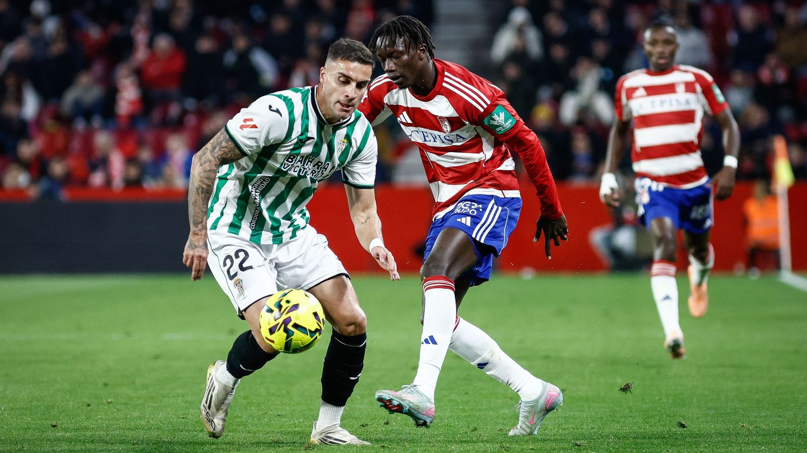 Carlos Isaac pugna por el balón en la visita del Córdoba CF al Granada.
