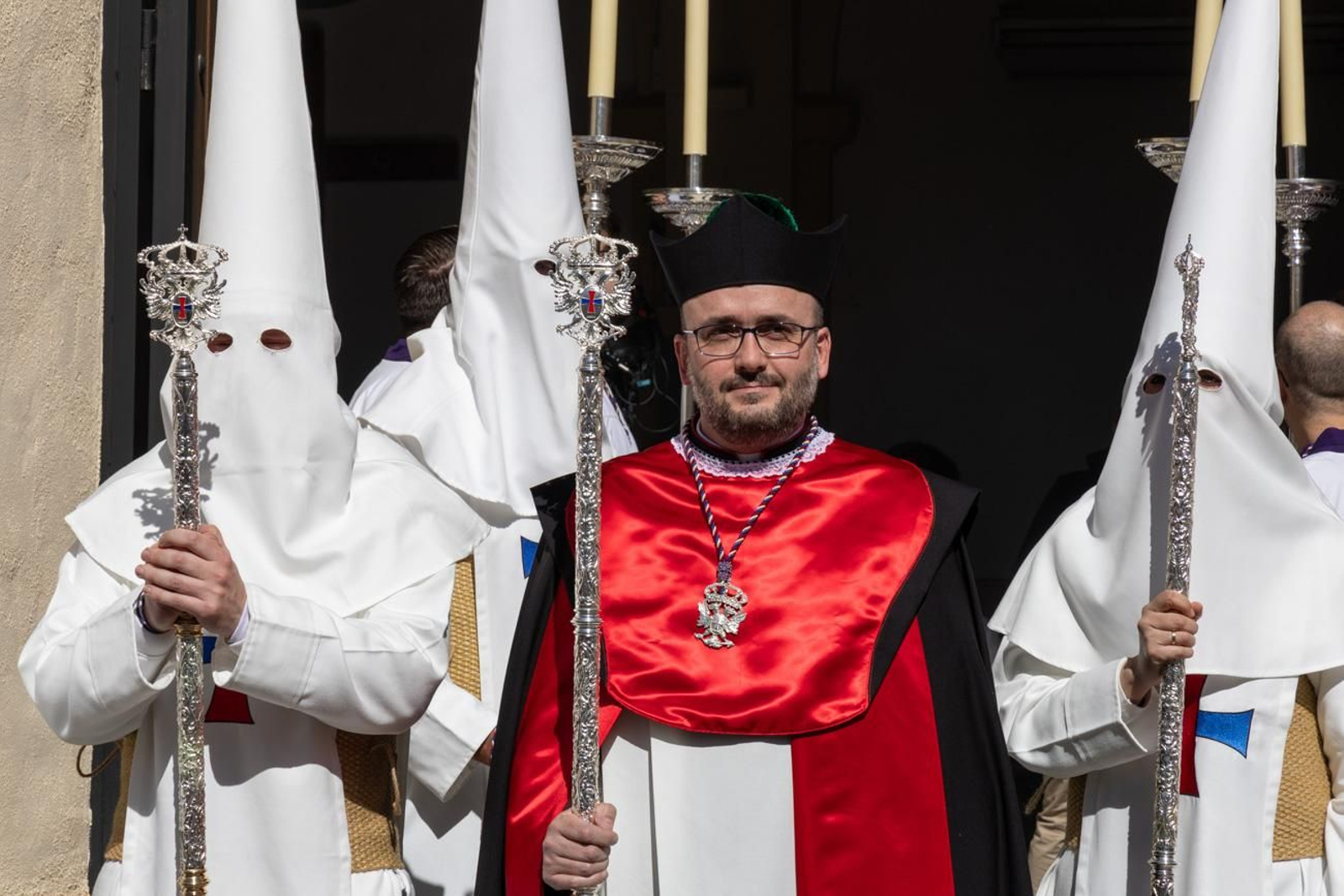 El Miércoles Santo inicia la tarde con los nazarenos trinitarios del barrio de Santa Isabel