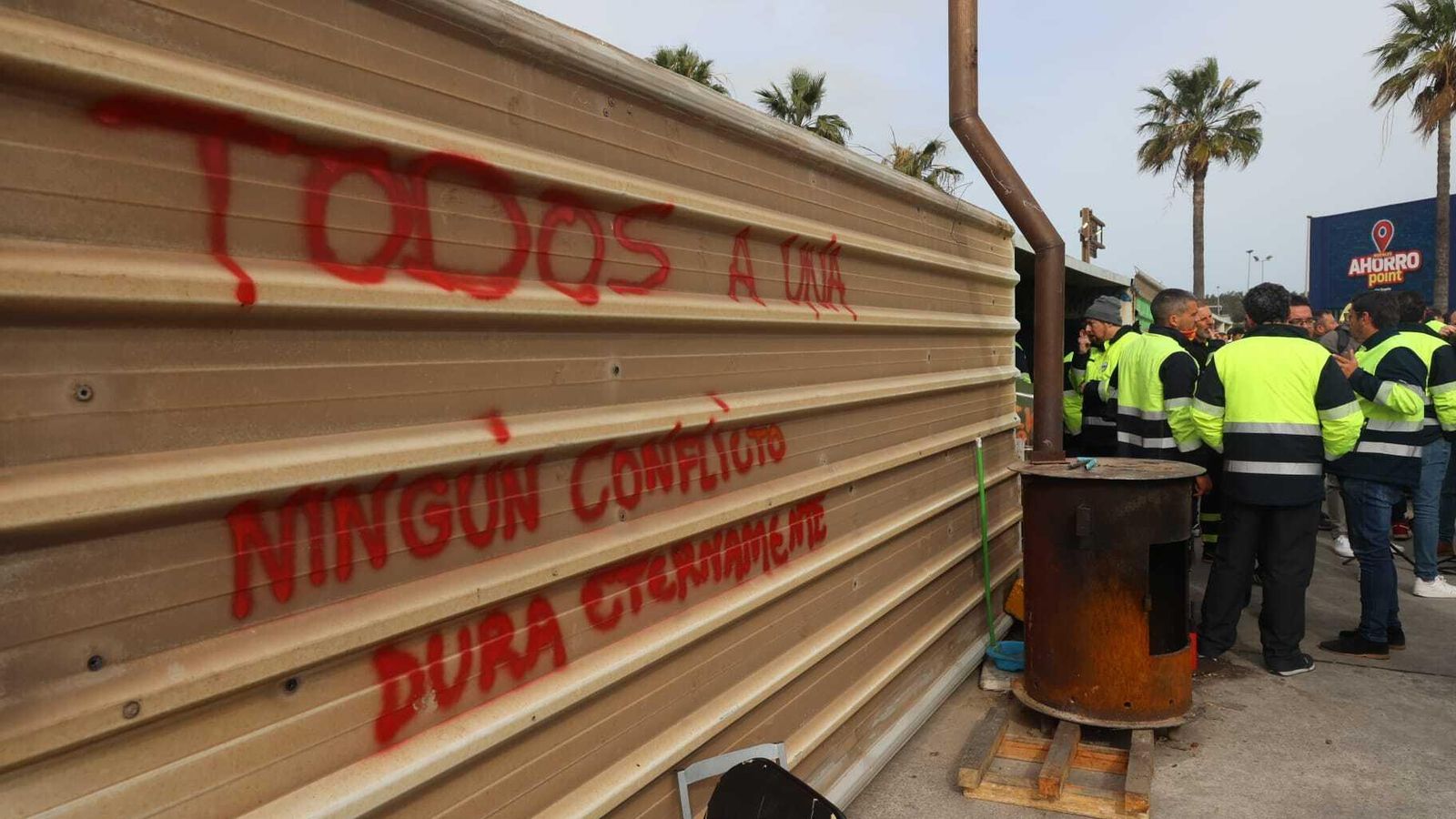 Una pintada por la unidad de a plantilla en Palmones.