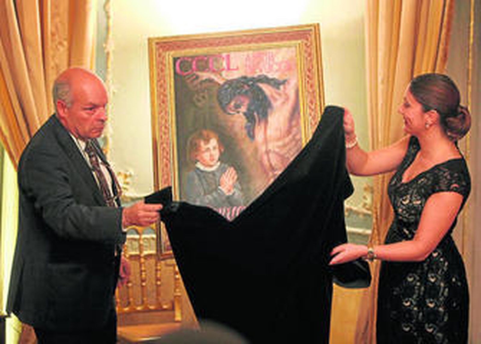 El hermano mayor y la periodista Mayte Huguet descubren el cartel de los 350 años de Descendimiento.