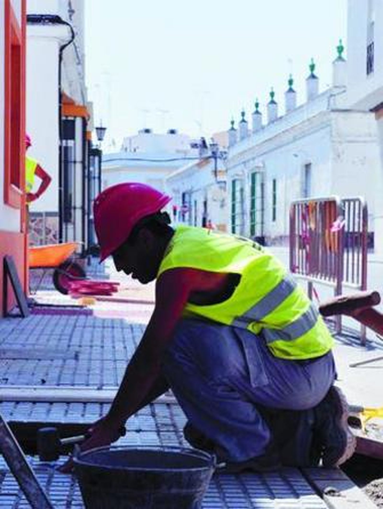 Un operario trabaja en las obras del fondo estatal de inversión local.