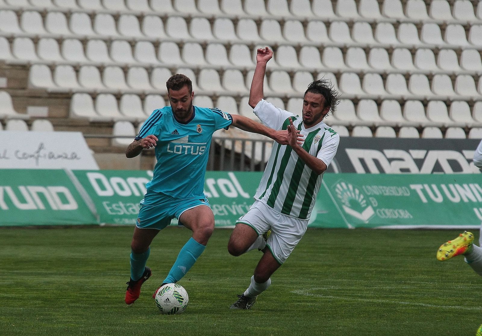 Álex Rubio, con la zamarra celeste de la Balona, trata de proteger el balón ante el cordobesista Soler.
