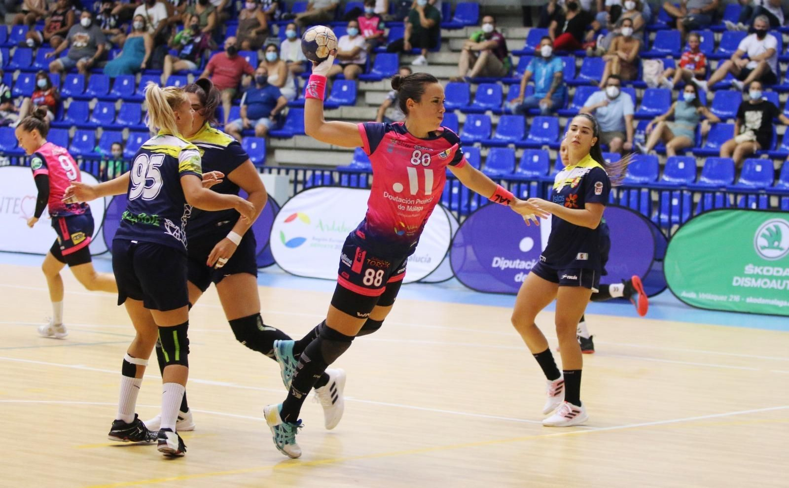 Paula García lanza a portería en Ciudad Jardín.