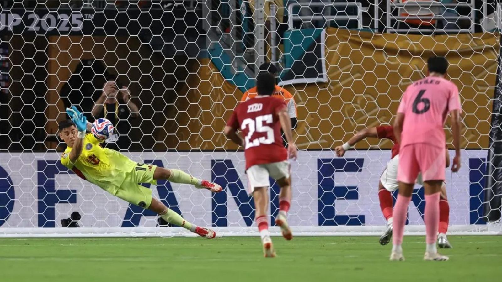 Ustari le para el penalti a Trézéguet en el primer partido de la historia del Mundial de Clubes.