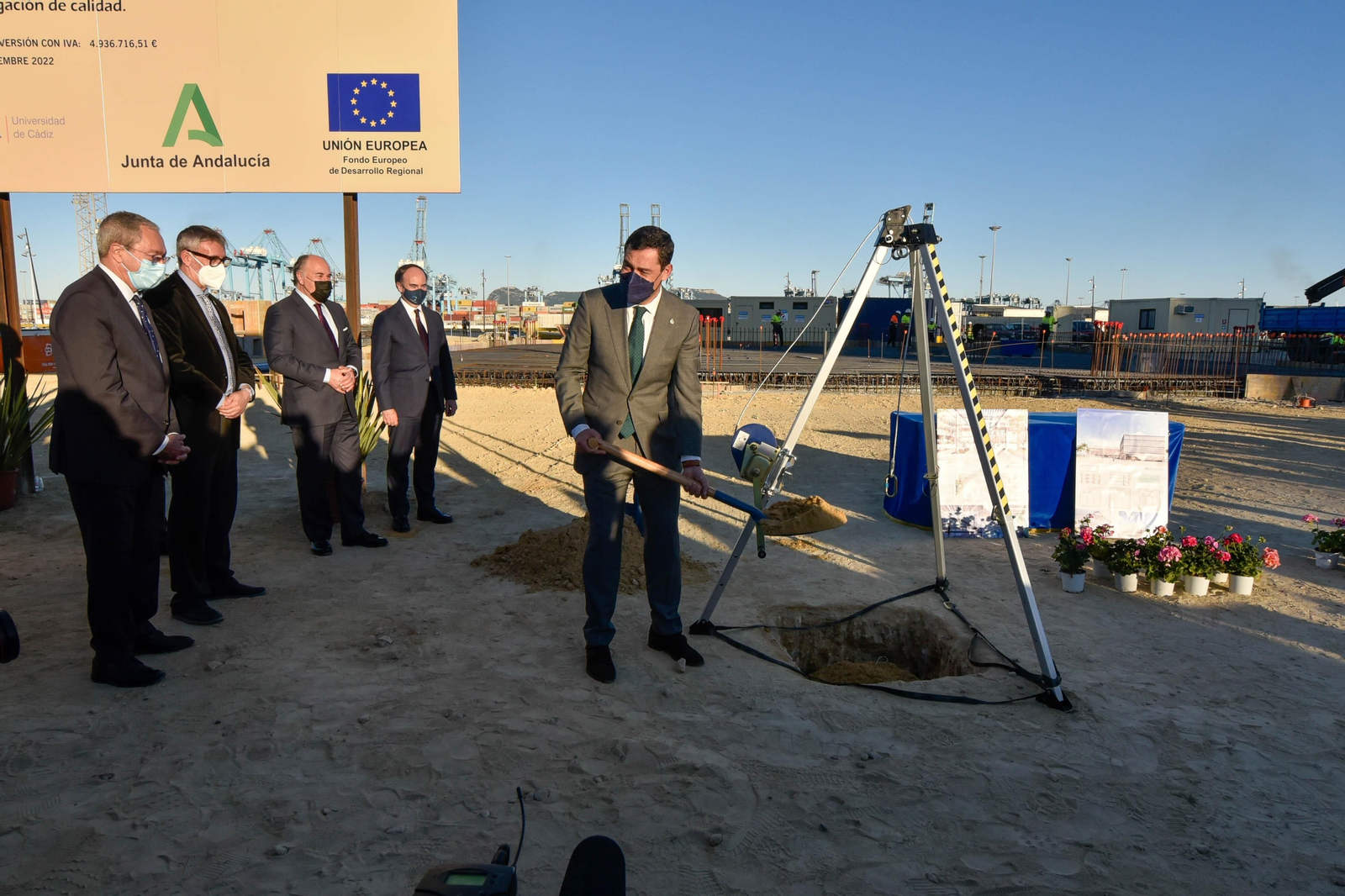 Juanma Moreno, con la pala en el Llano Amarillo.