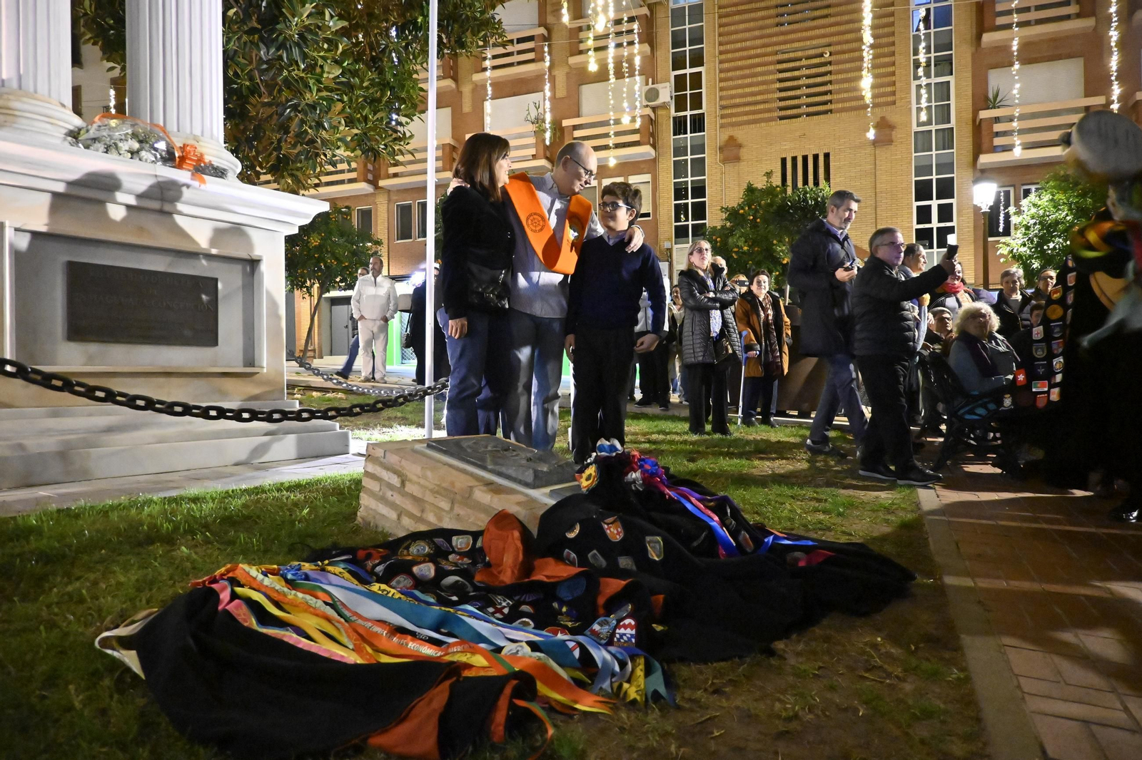 Imágenes de la tradicional tuna de empresariales tocando en el monumento de la Inmaculada