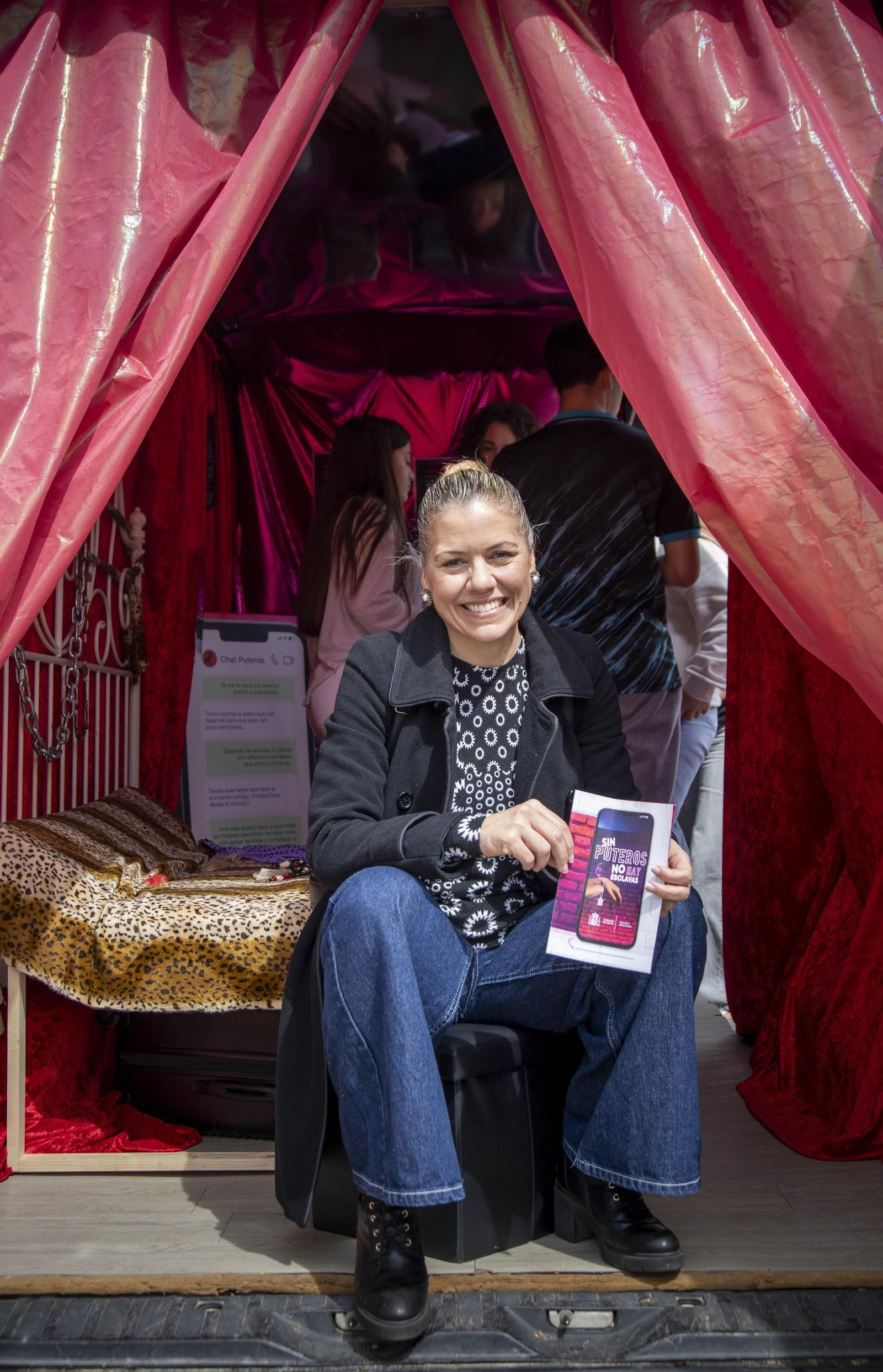 Sensibilización sobre la trata de mujeres en el IES Maestro Padilla de Almería, en imágenes